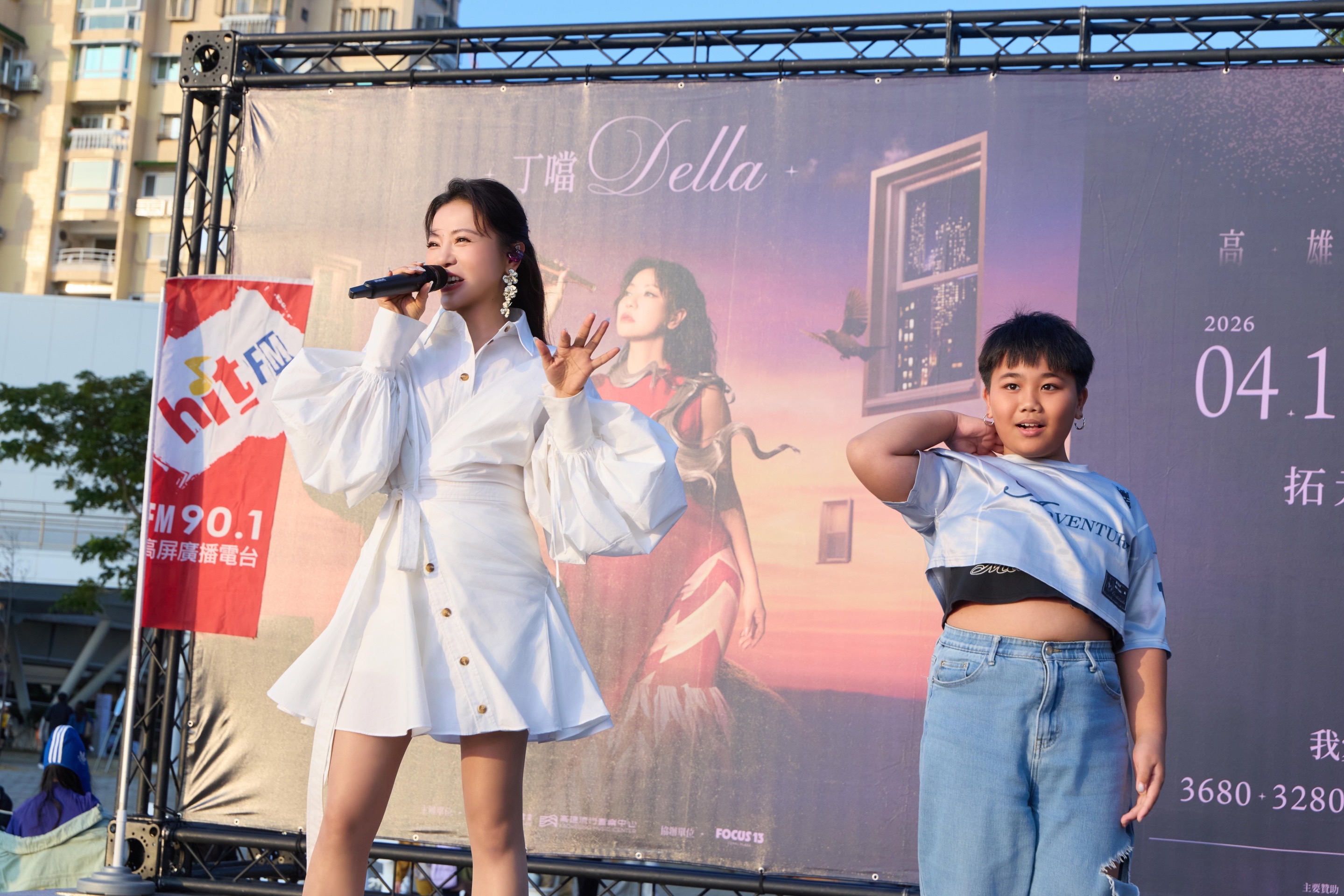 泰武鄉運動會熱舞的原住民弟弟現身丁噹高雄演唱會。（圖／相信音樂提供）