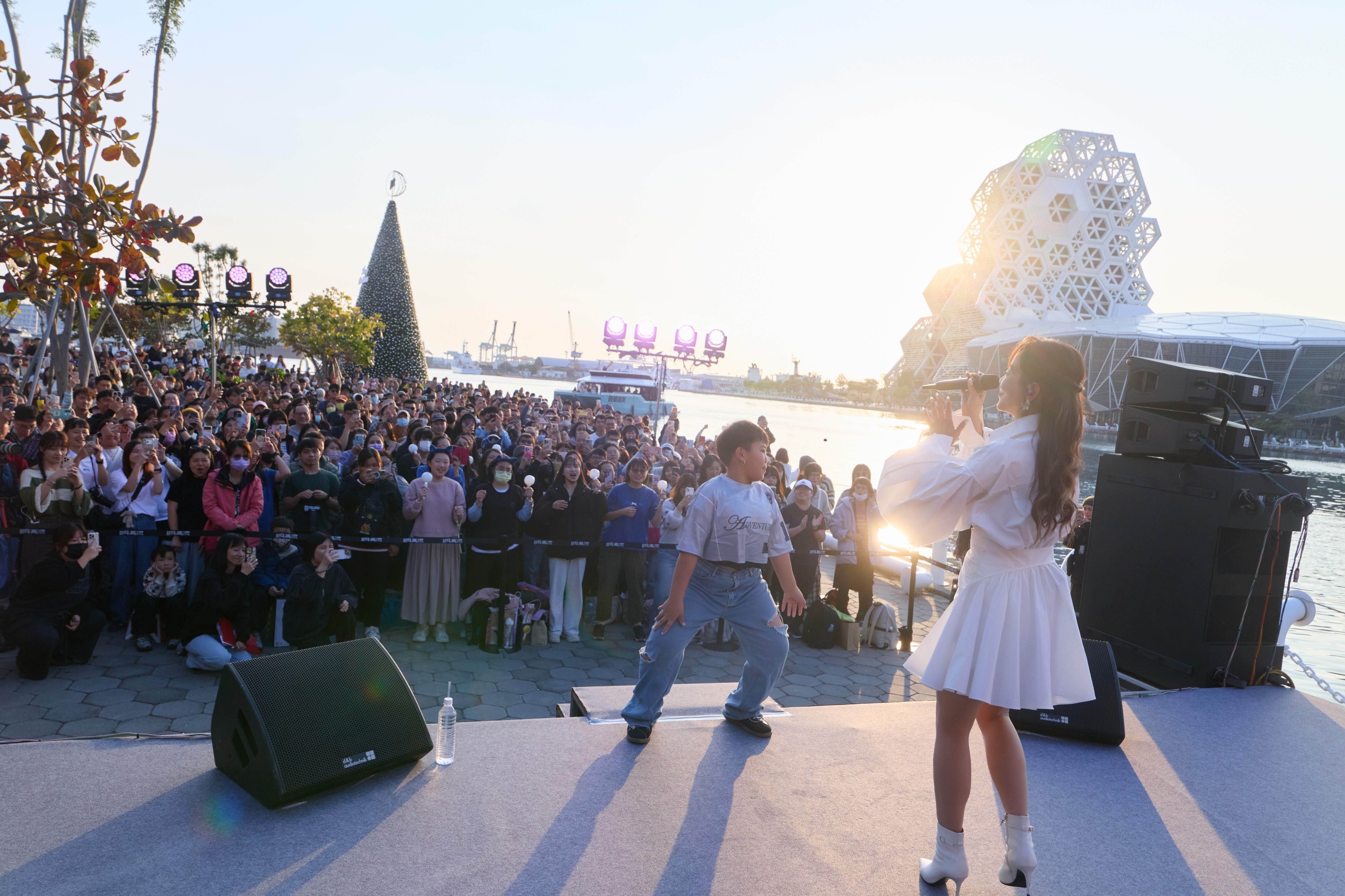 泰武鄉運動會熱舞的原住民弟弟現身丁噹高雄演唱會再次熱舞。（圖／相信音樂提供）