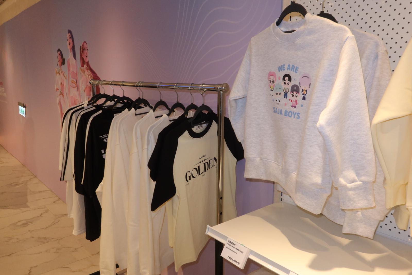 《KPop 獵魔女團》台北官方快閃店周邊T。(圖/讀者提供)