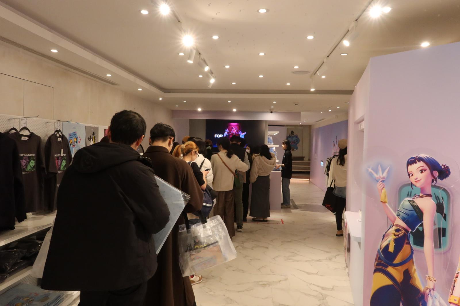 《KPop 獵魔女團》台北官方快閃店開幕首日就吸引滿滿人潮。