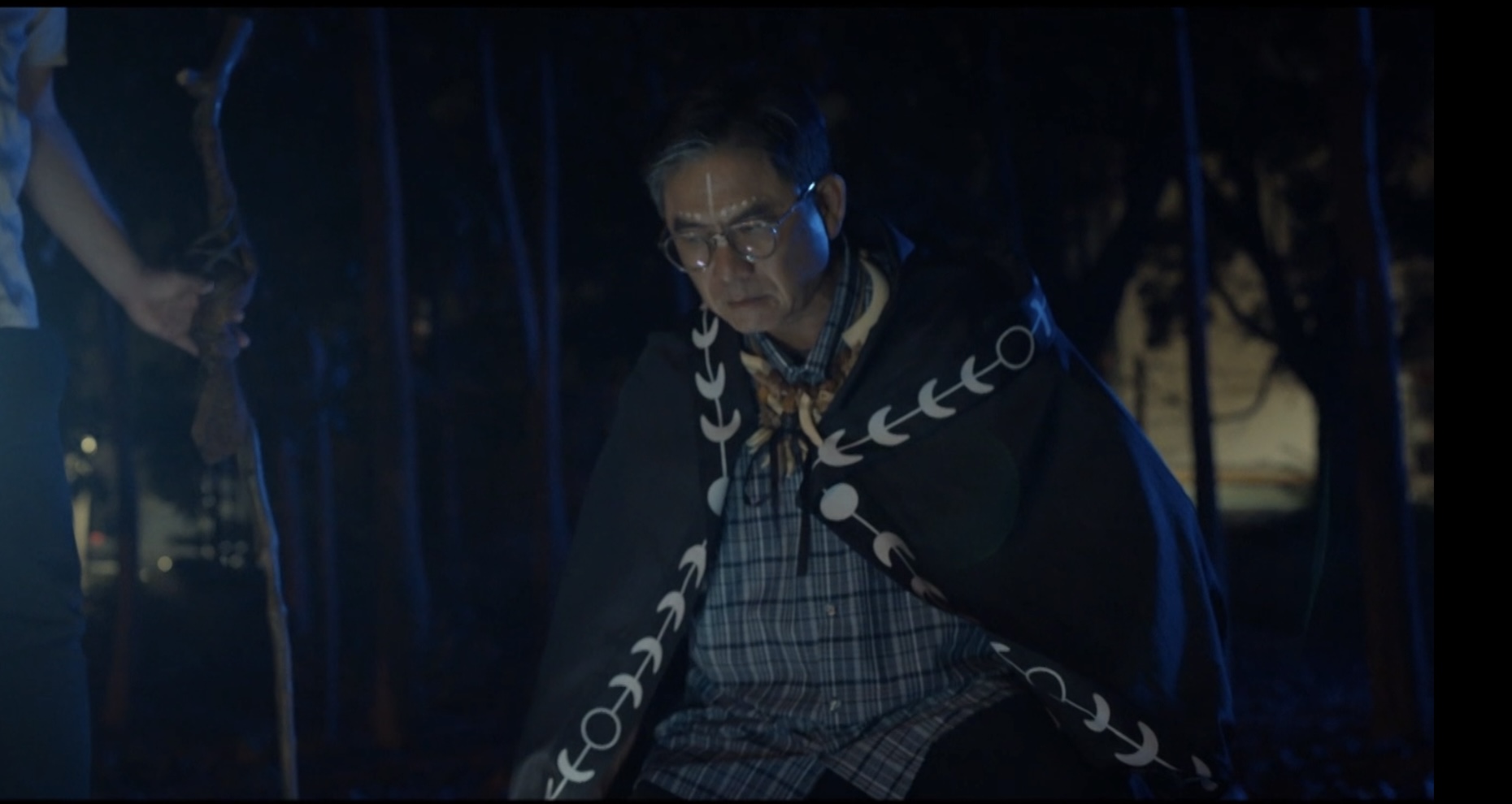 洪都拉斯以村長嚴肅現身時，探員們個個笑到不行，沒想到被村長大罵「沒禮貌」，讓氣氛又瞬間凝結進入劇情。（圖／映底子國際傳媒股份有限公司提供）