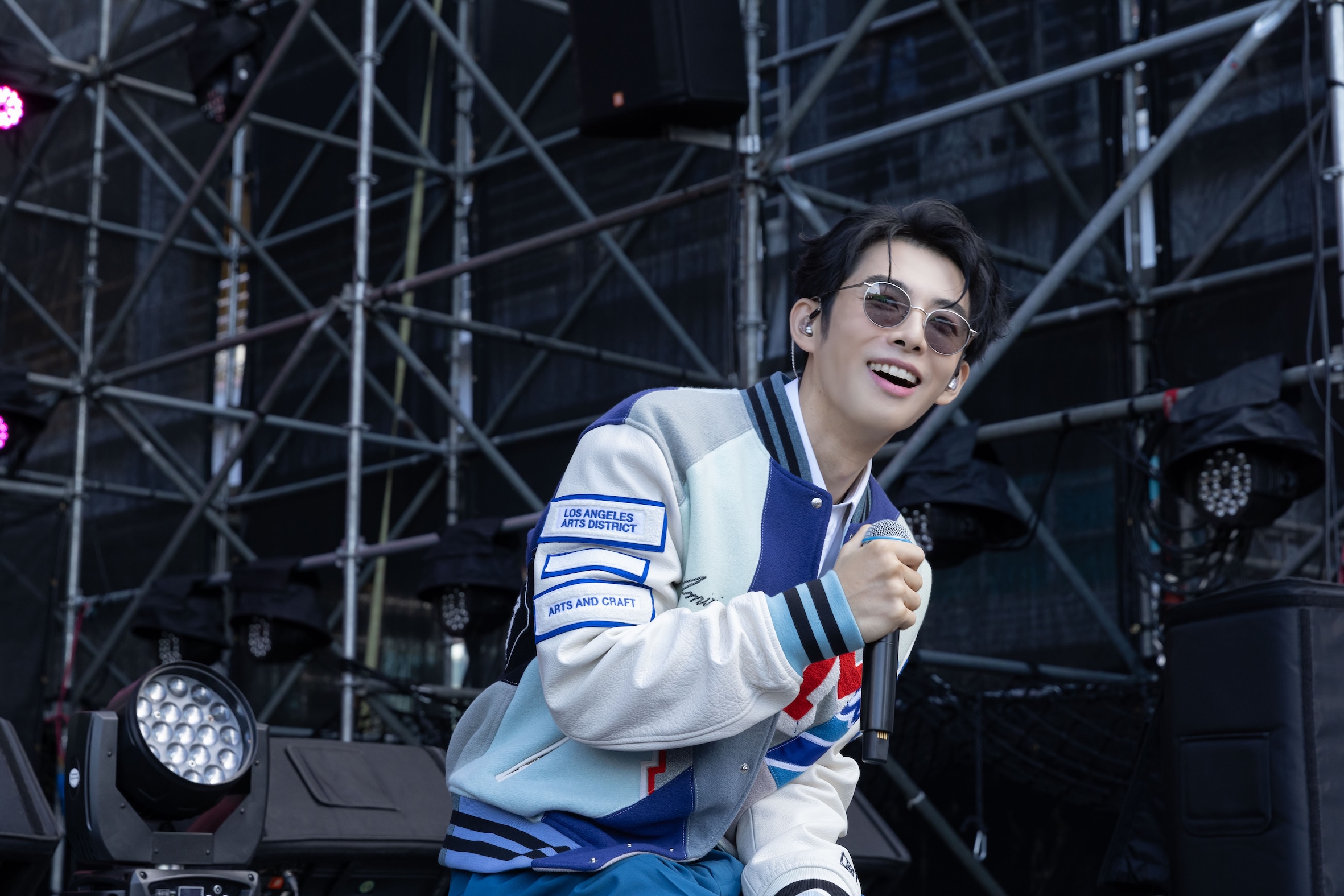 蕭子墨日前在活動上首次演出新歌〈調頻〉。（圖／ 植光土壤音創提供）