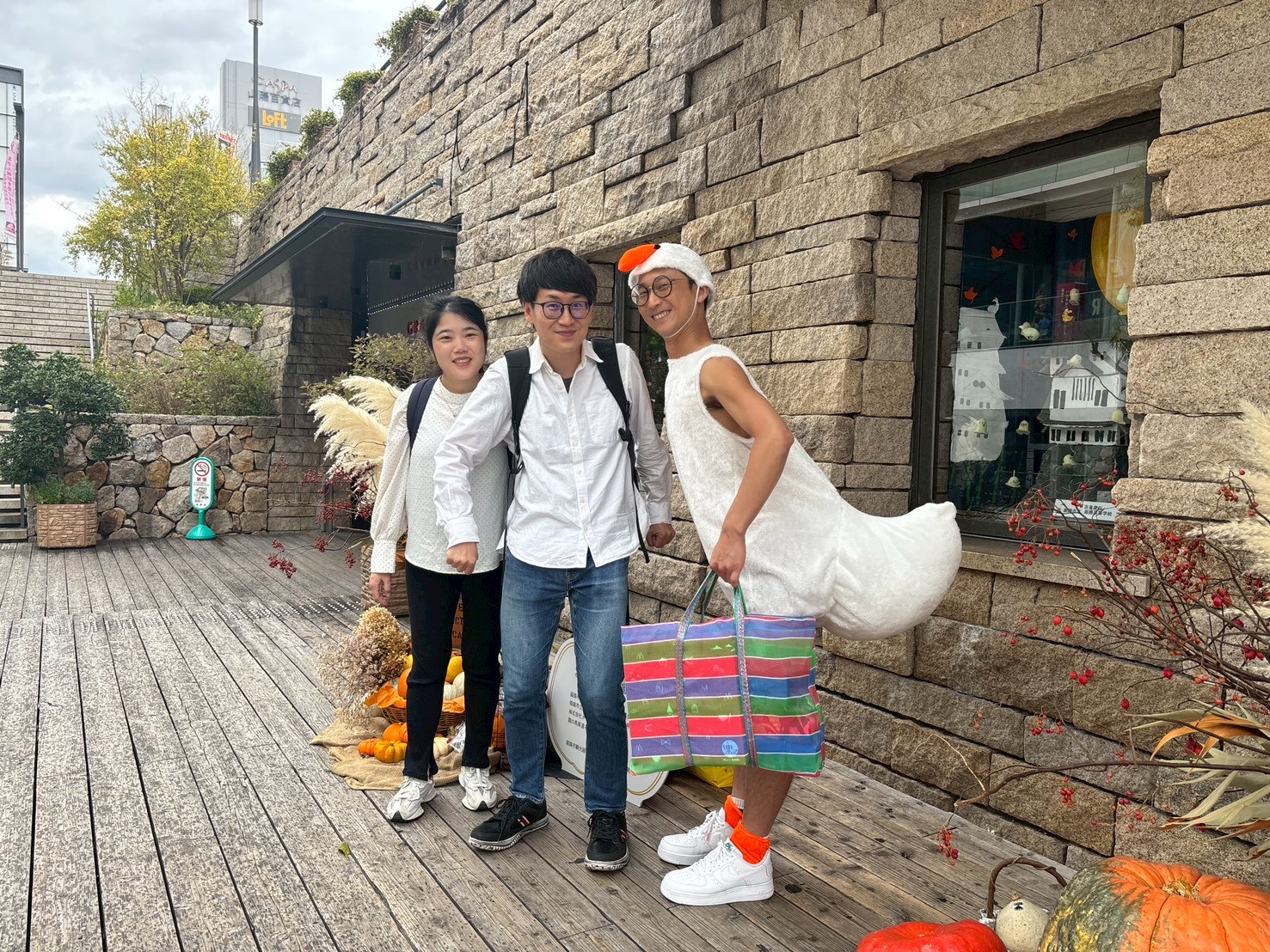 浩子像路人借錢的8年後,化身白鶴報恩還錢。(圖/鬧著玩YT提供)