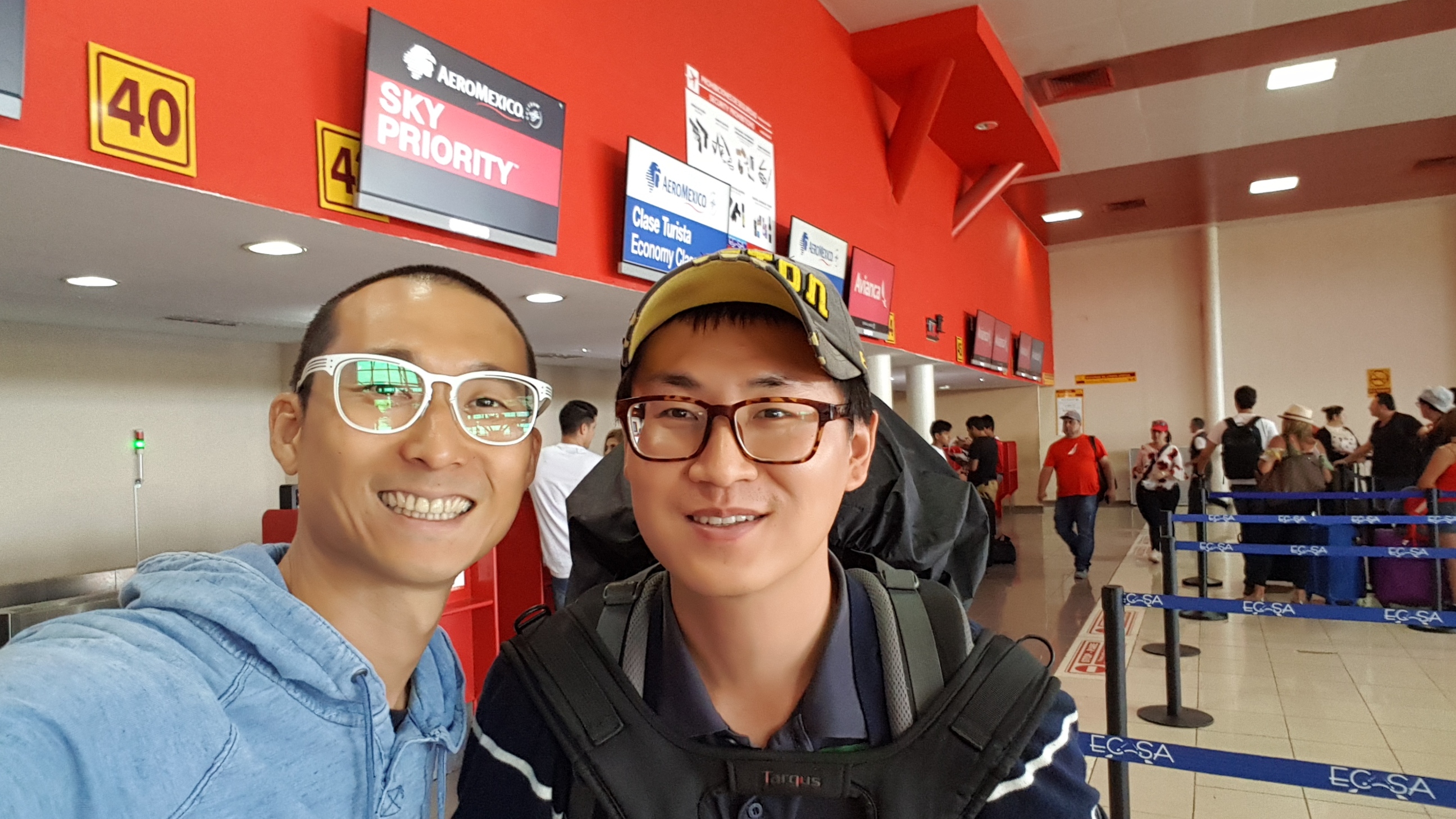 2017年浩子在古巴機場與韓國背包客借了美金100元。(圖/鬧著玩YT提供)