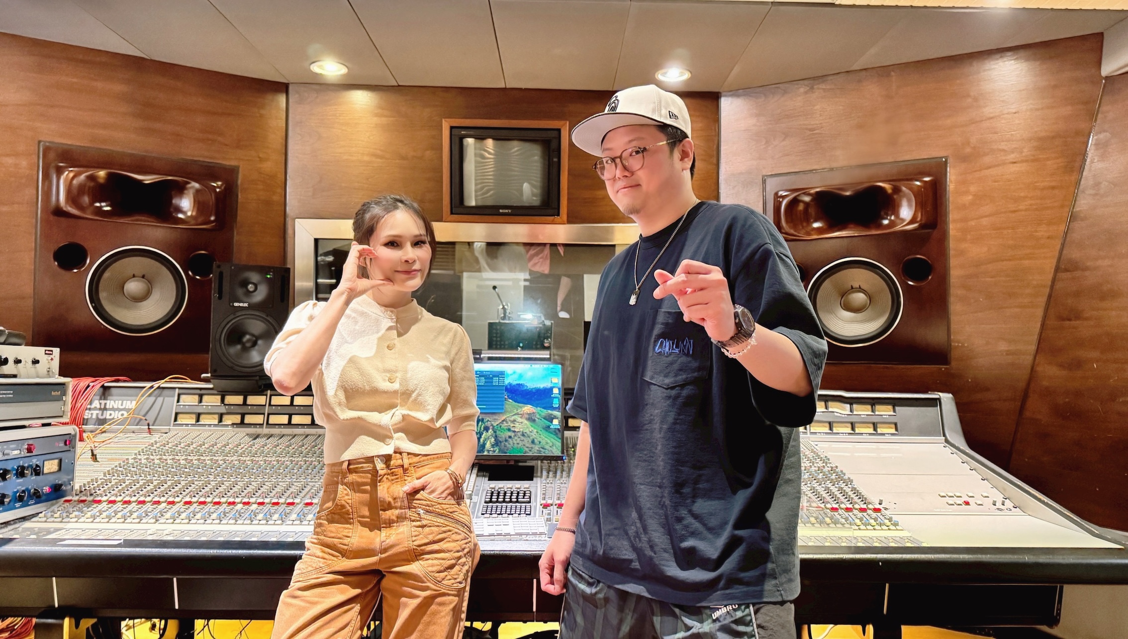 周蕙（左）邀請冰球樂團主唱王（右）合作。（圖／群石國際提供）