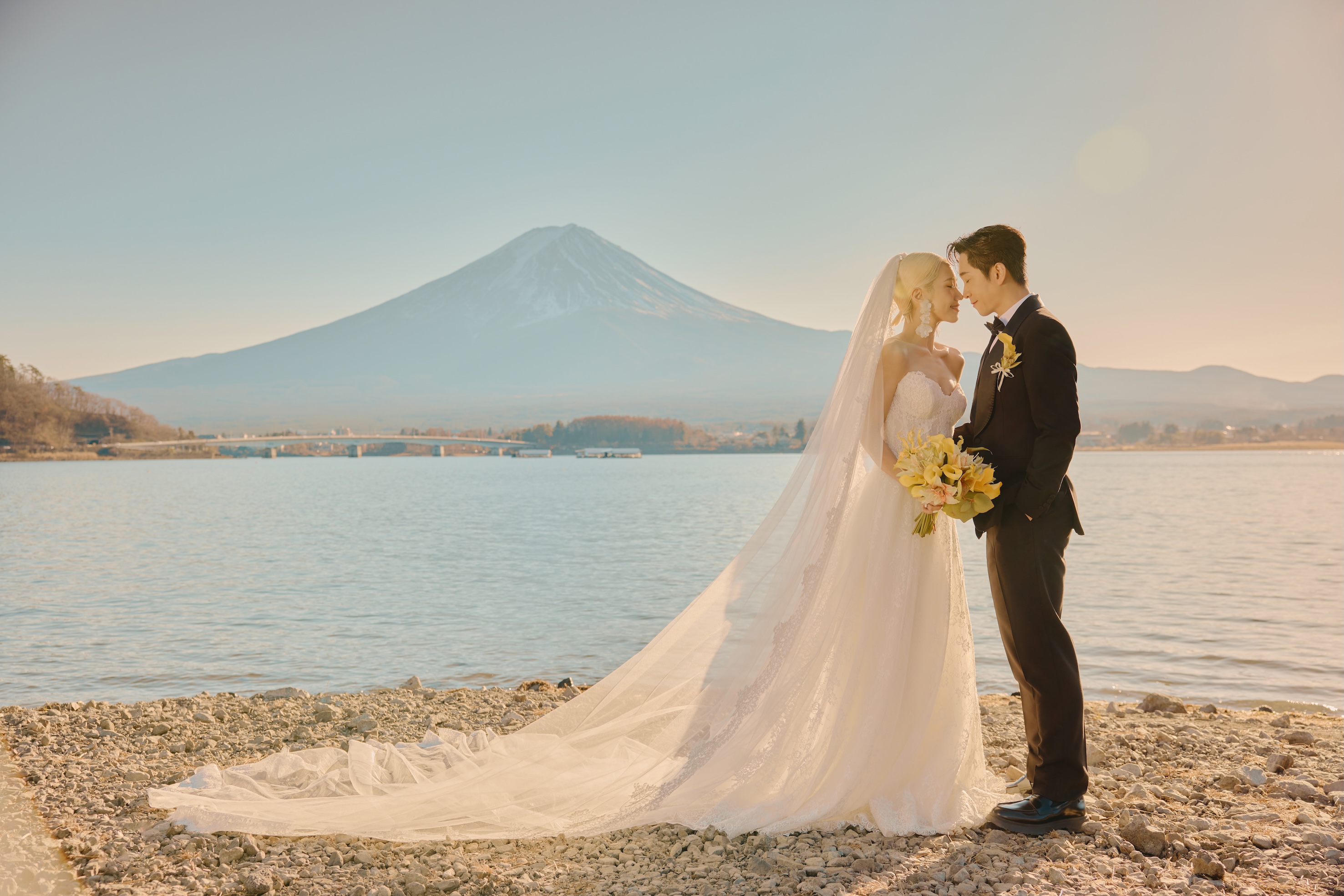 陳漢典、Lulu日本富士山拍攝婚紗照。(圖/天地合娛樂提供)