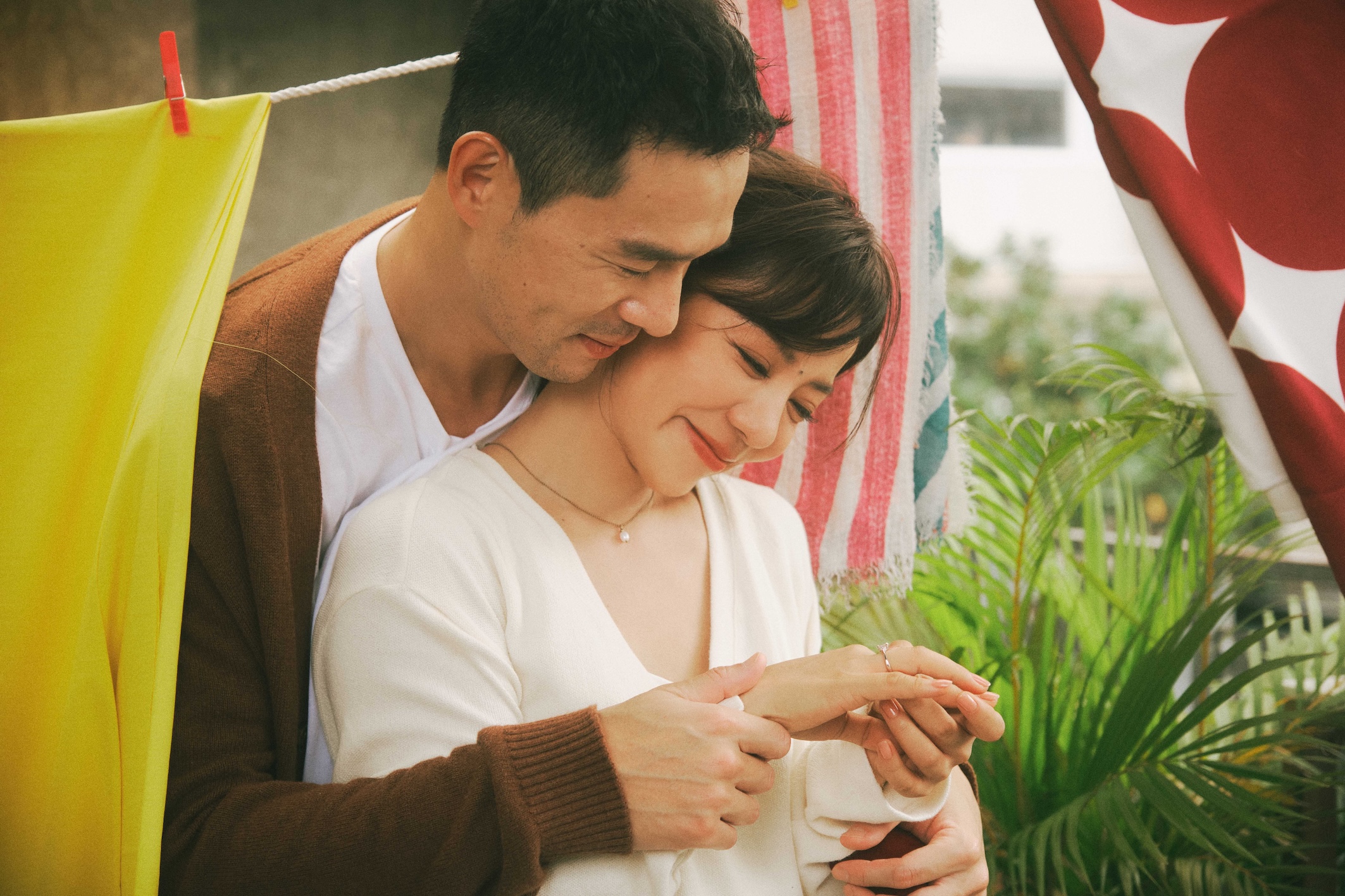 丁春誠（左）近來多投身藝術工作，難得跨刀為丁噹拍MV。（圖／相信音樂提供）