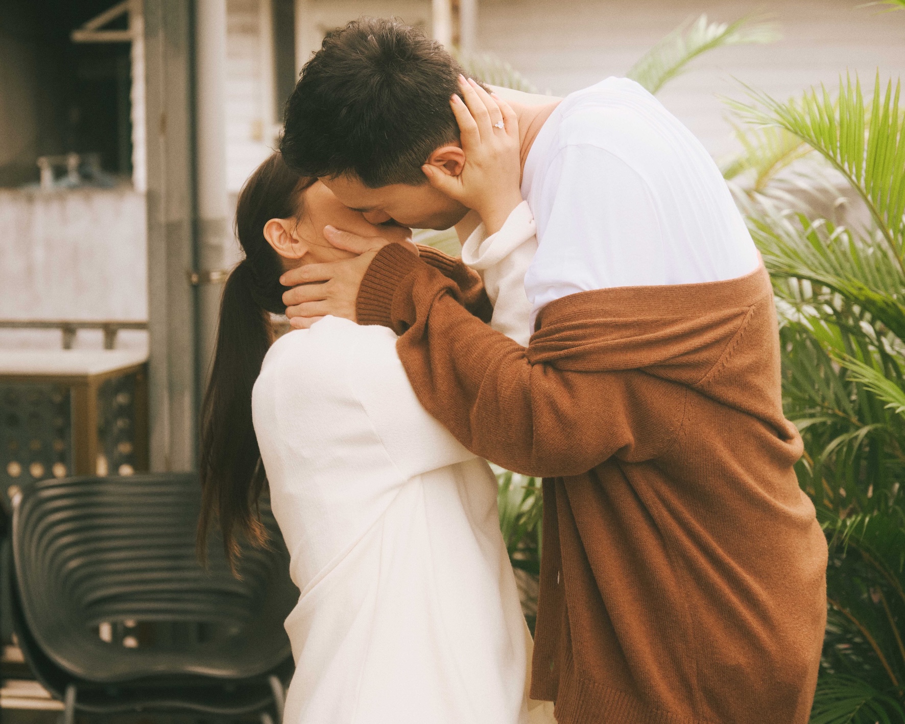 丁噹和丁春誠見面兩次一開演就有吻戲。（圖／相信音樂提供）