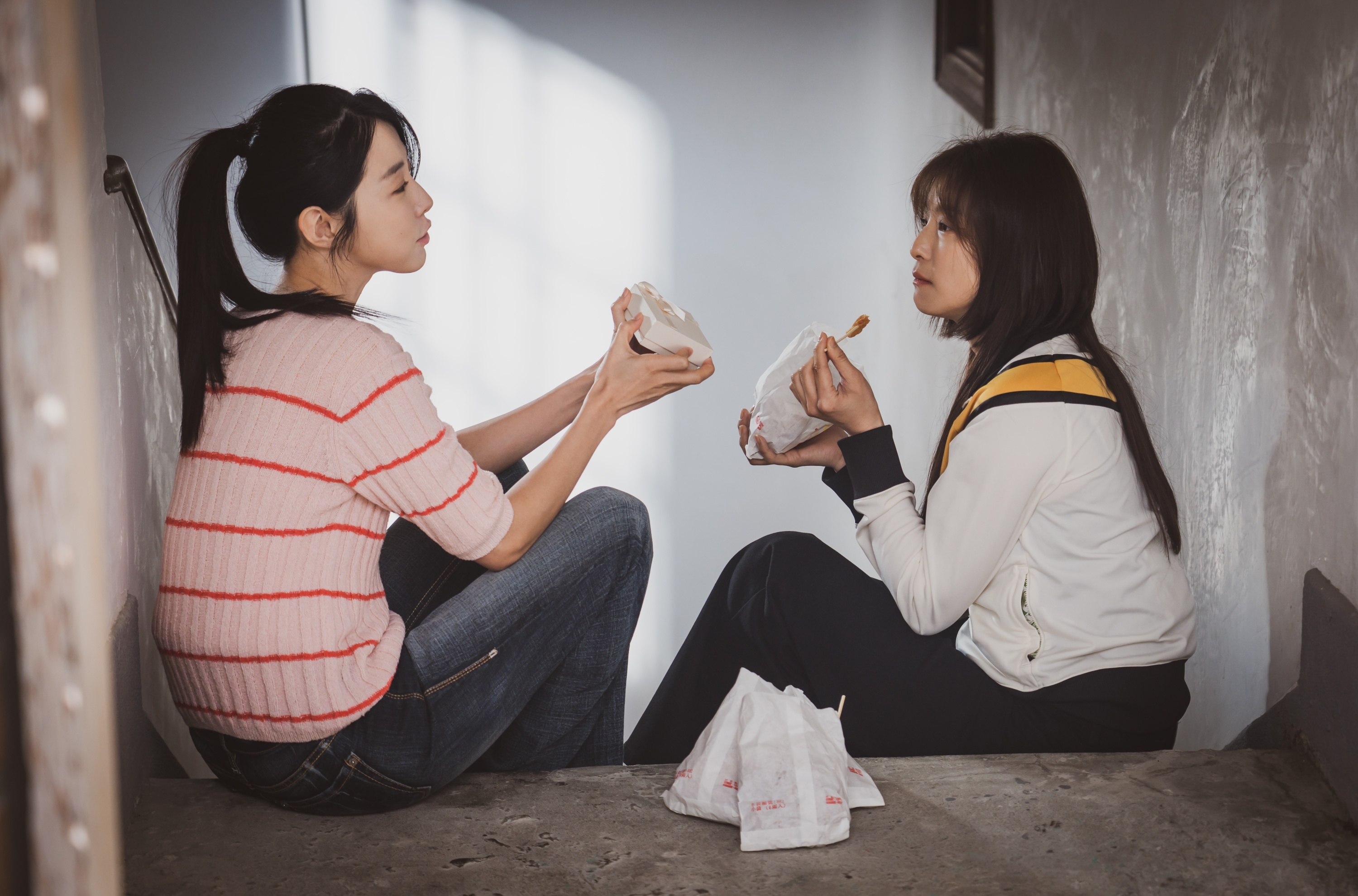 賴雅妍(右)和邵雨薇在《啵me之我的青春住了鬼》演回年少時期。(圖/風暴國際提供)