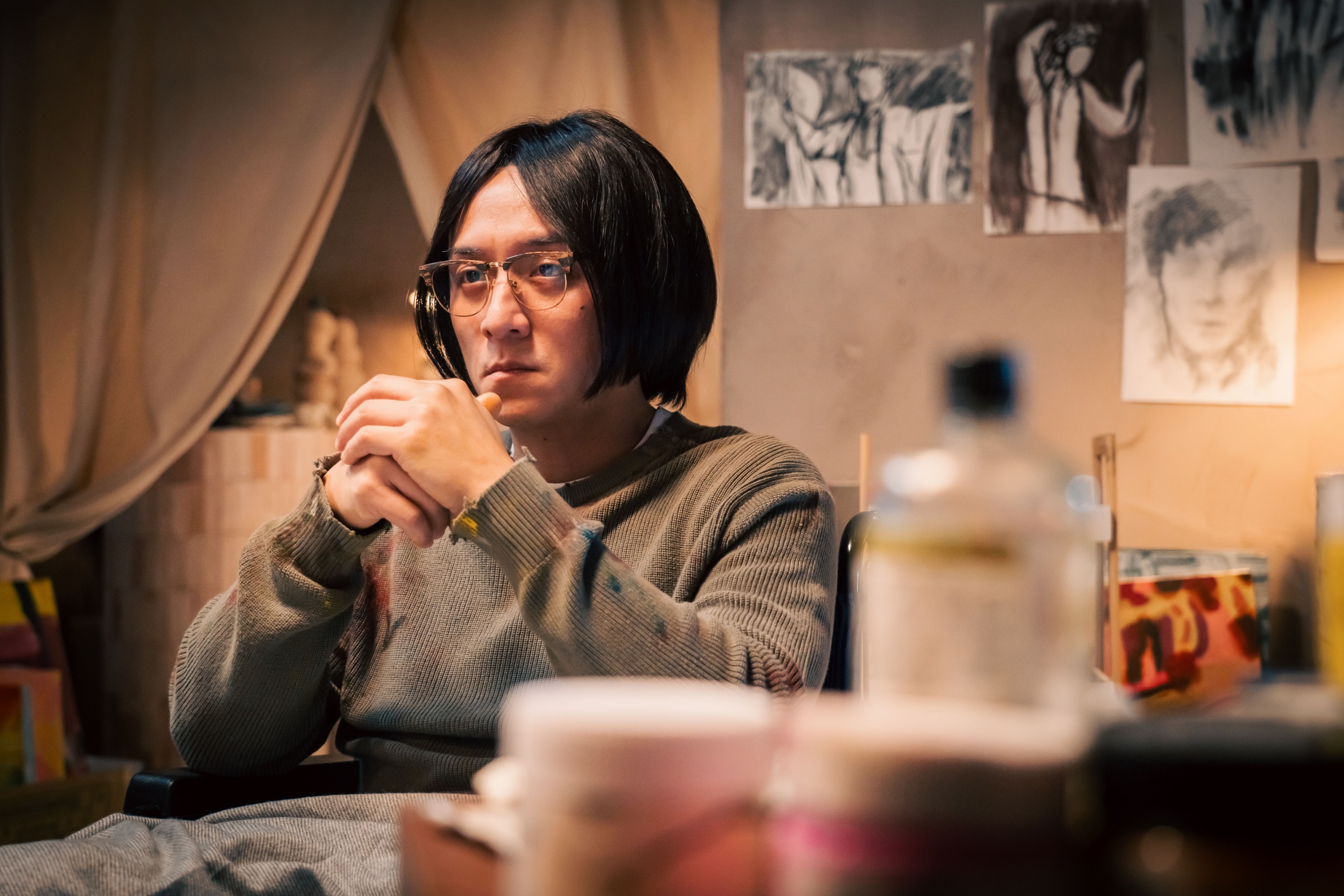 《啵me之我的青春住了鬼》鄭人碩在片中成為留著長髮的憂鬱畫家。(圖/風暴國際提供)