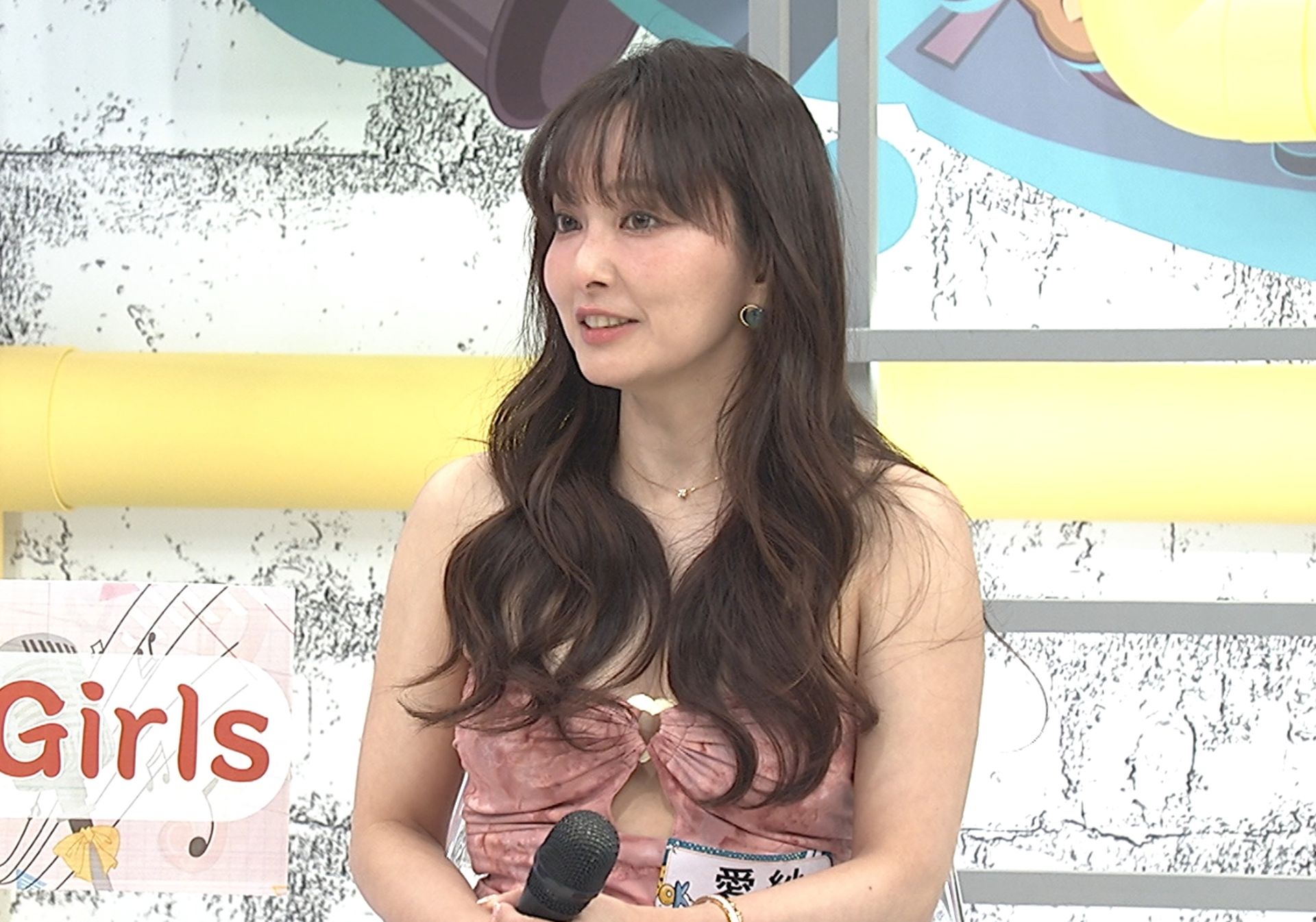 愛紗17歲就獨自來台發展,並以女子團體Sunday Girls出道。(圖/中天提供)