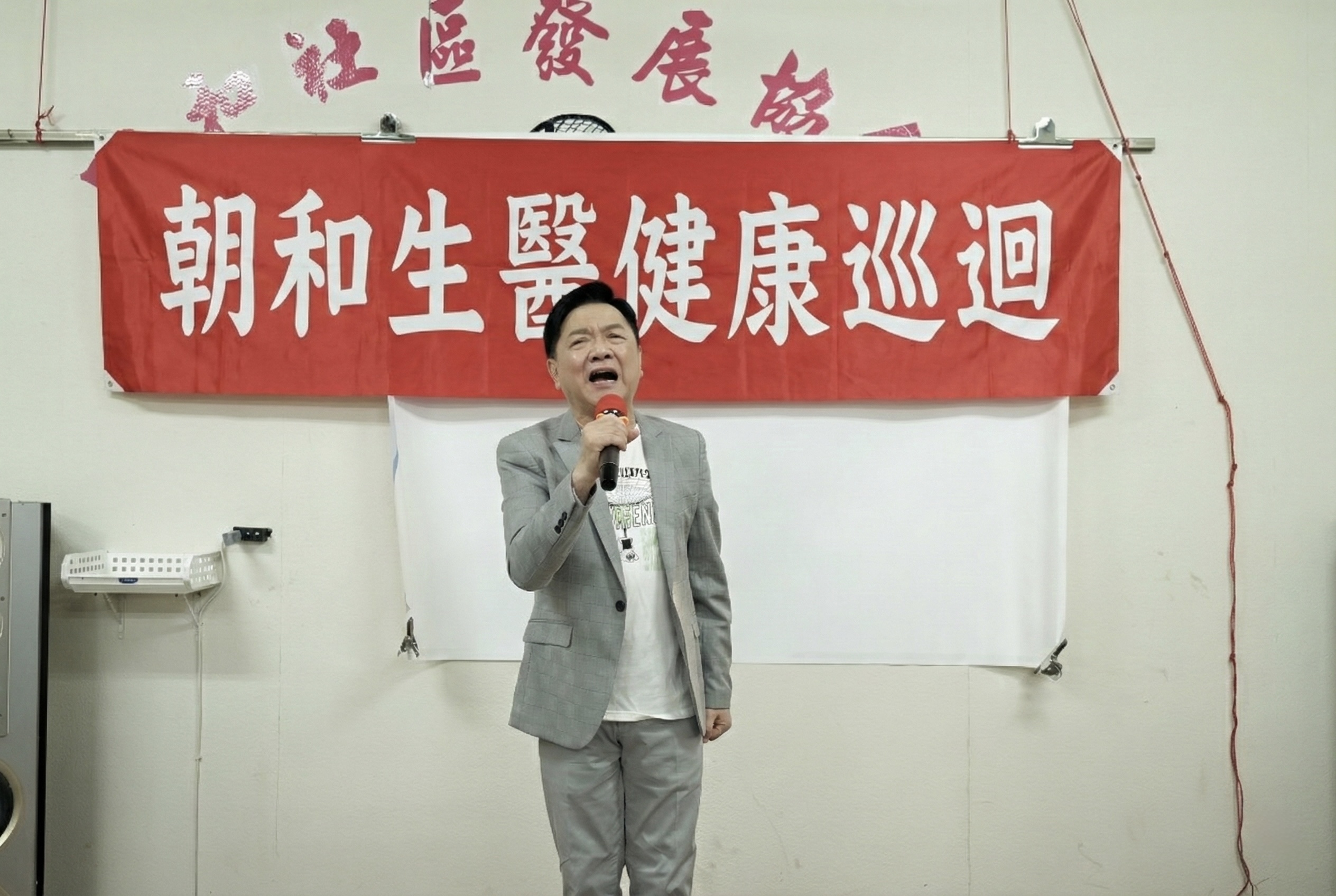 葉啟田在全台高齡關懷巡迴講座中以溫暖歌聲鼓舞社區長輩。（圖／朝和生醫提供）