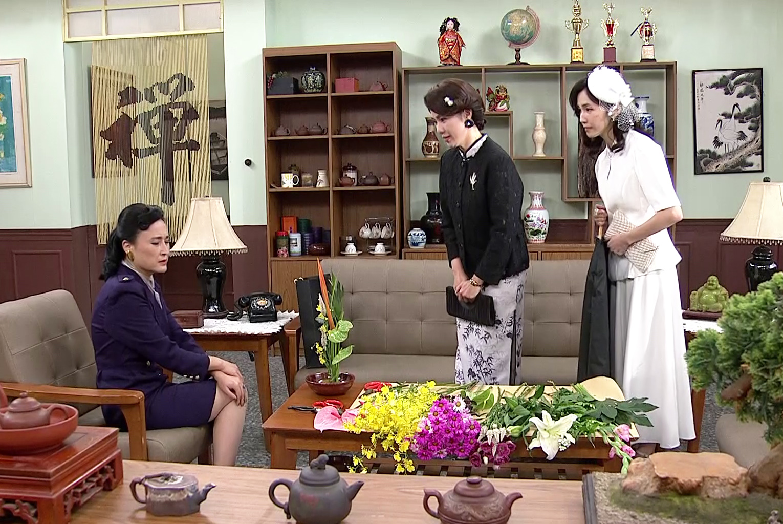 黃瑄(中)為了店內生意和貴夫人鞠躬陪笑。(圖/台視提供)