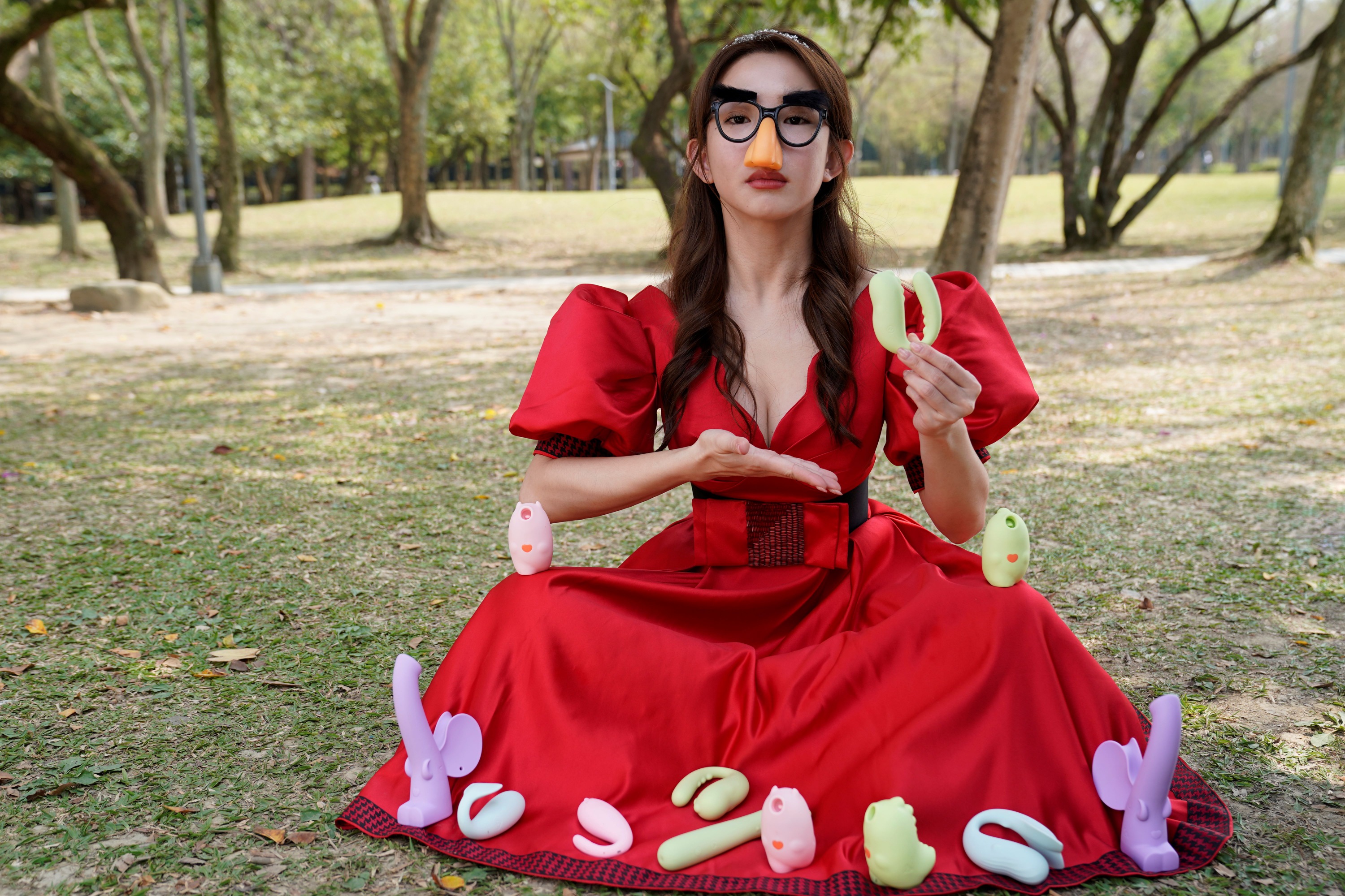 郭書瑤在在《何百芮的地獄戀曲》代言情趣商品。（圖／彼此影業提供）