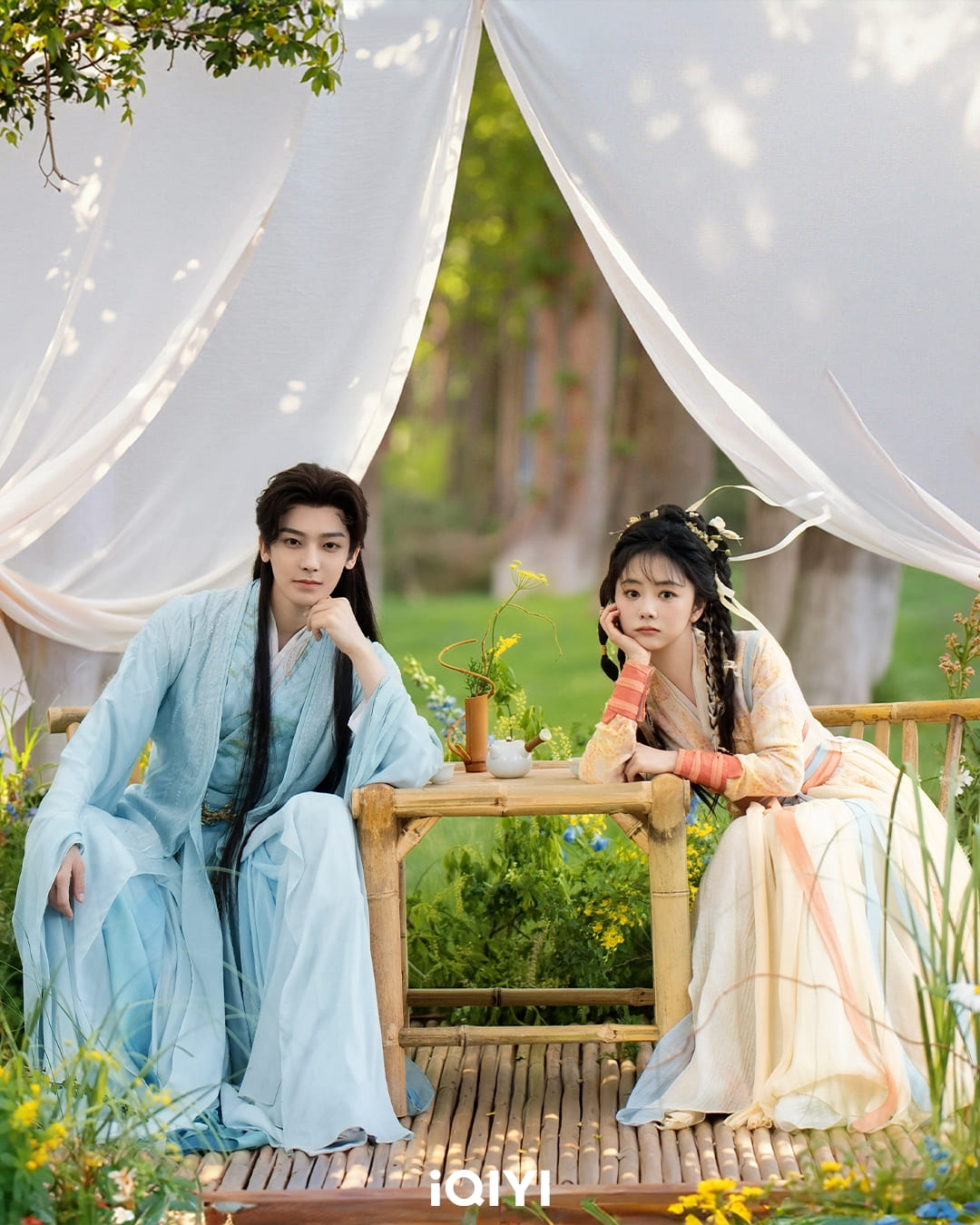 侯明昊（左）、譚松韻歷經三世虐戀）。（圖_iQIYI愛奇藝國際版提供）