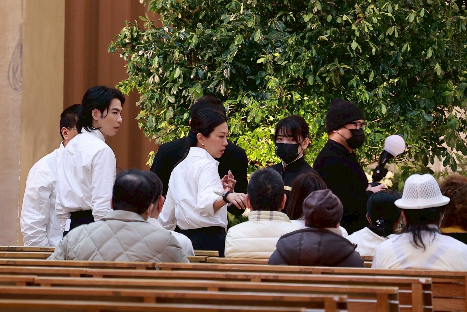 蕭敬騰與愛妻一同送別岳父。（圖／許方正攝）