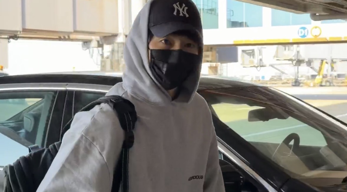 宋仲基見到媒體拍攝親切點頭問好。（圖／攝影組）