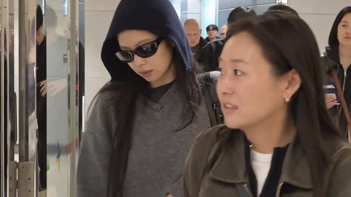 JENNIE 一身休閒服裝搭機抵台。（圖／攝影組）