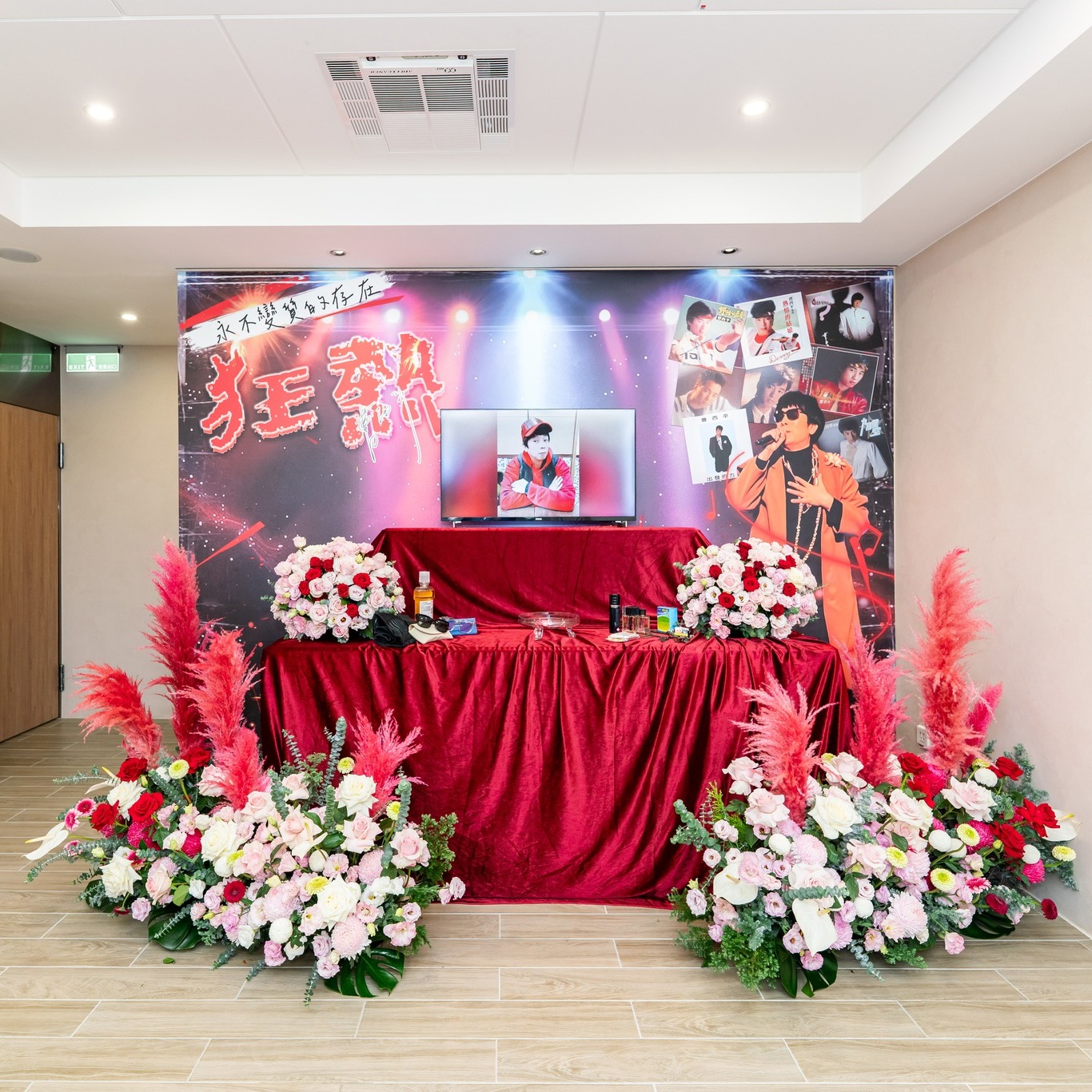 曹西平靈堂設計以他生前歷年經典專輯為主題設計。(圖/翻攝自冬瓜行旅)