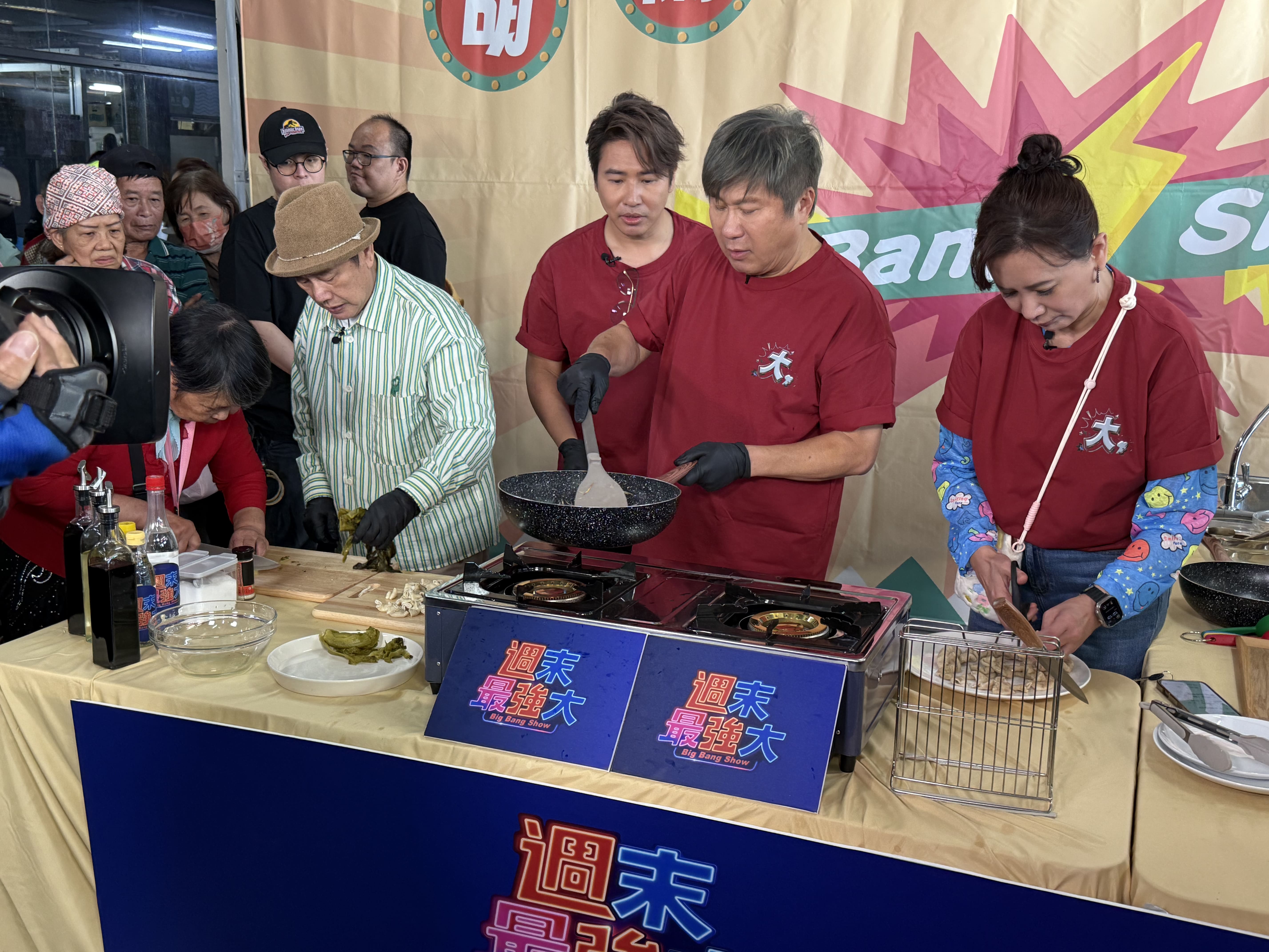 《週末最強大》黃西田(左起)、歐漢聲、胡瓜、陳亞蘭挑戰經典客家菜「薑絲炒大腸」。（圖／華視提供）