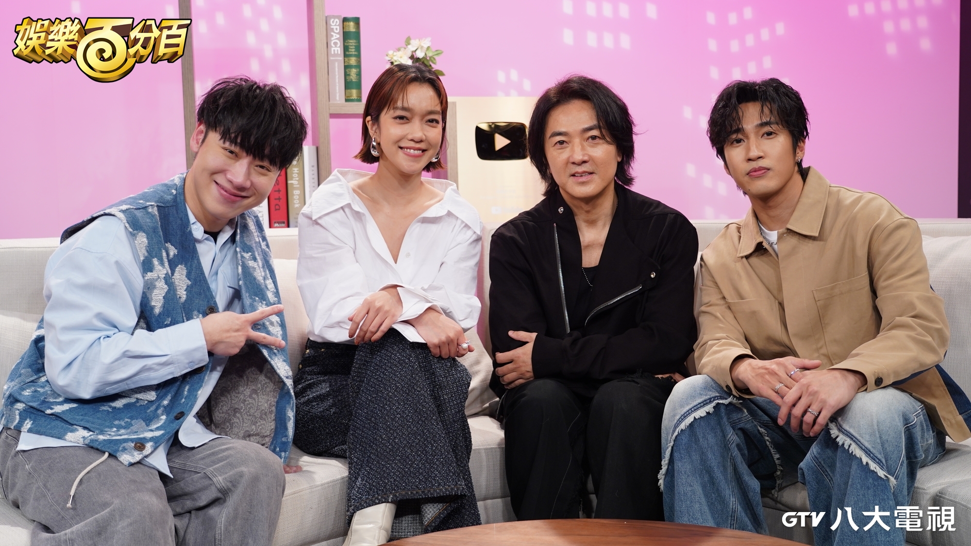 鄭伊健（右二）為新戲宣傳，分享首度與婁峻碩（右一）、李霈瑜合作心情；左為主持人賴晏駒。（圖／八大提供）