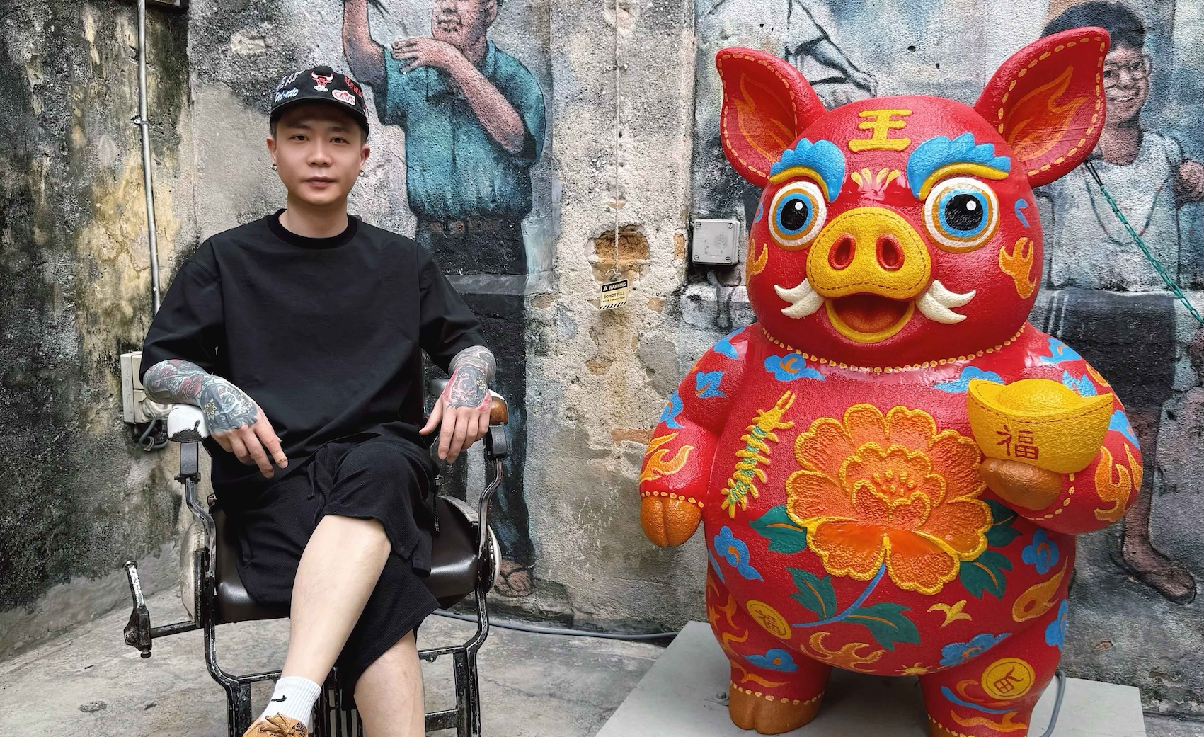 蕭秉治在著名景點鬼仔巷拍照打卡。（圖／相信音樂提供）