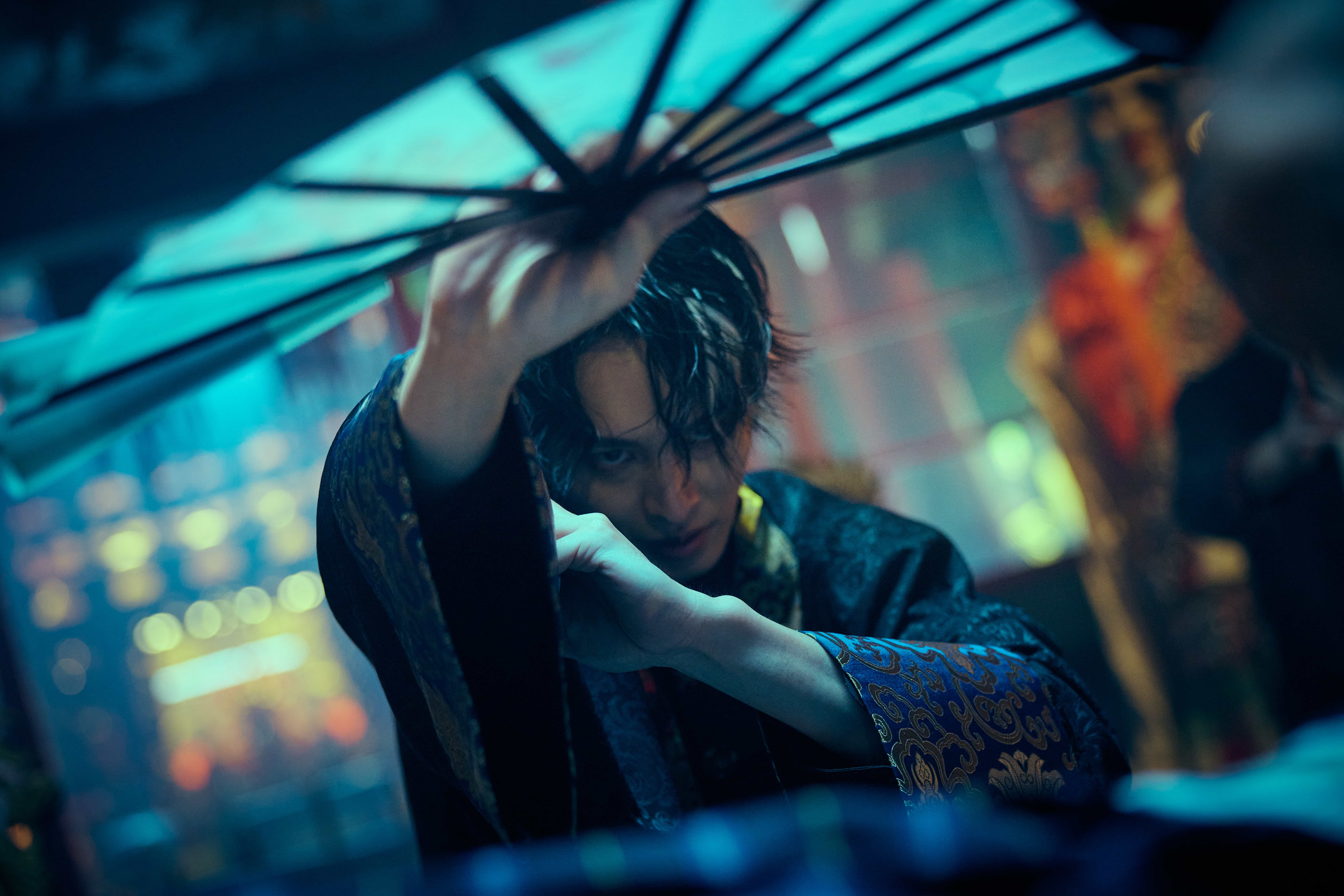 曹佑寧《祭弒》化身「何仙姑」乩身，華麗舞扇殺鬼。（圖／威視提供）