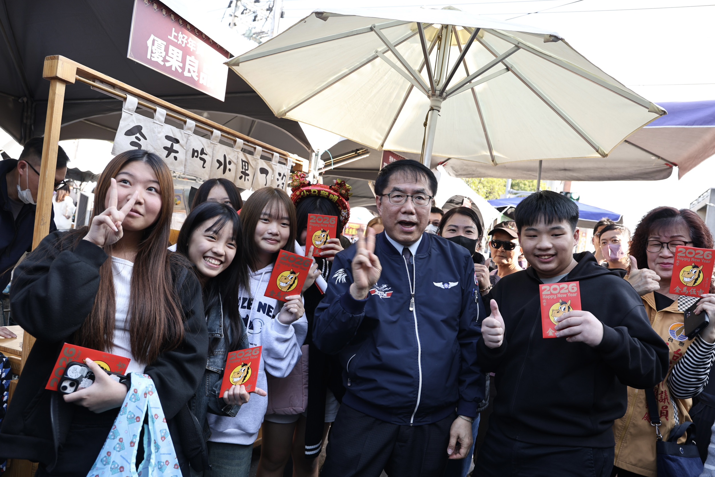 黃偉哲親自出席開幕儀式為活動揭開序幕，隨後發送紅包給現場民眾。（圖／臺南市政府提供）