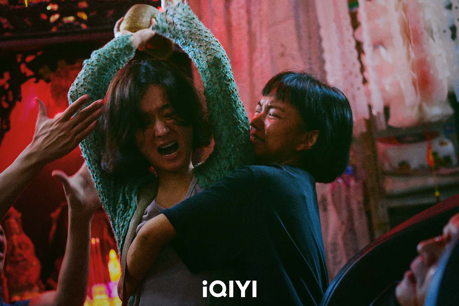 趙麗穎《向陽花》獄中化身陽光女子組表演小隊。（圖／愛奇藝國際版提供）