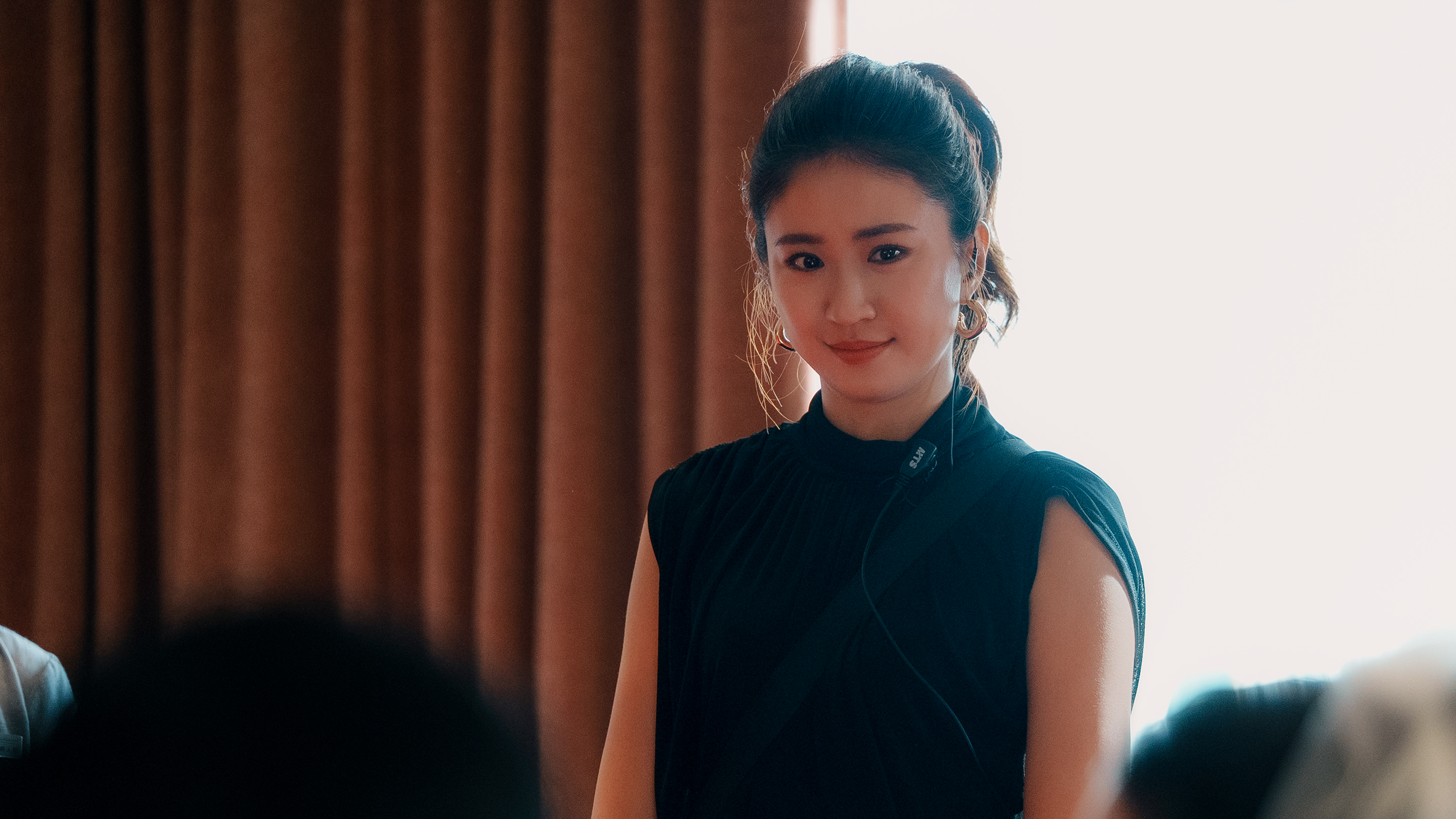 9m88 在《雙囍》中飾演蠟燭兩頭燒的婚顧。（圖／水花電影提供）