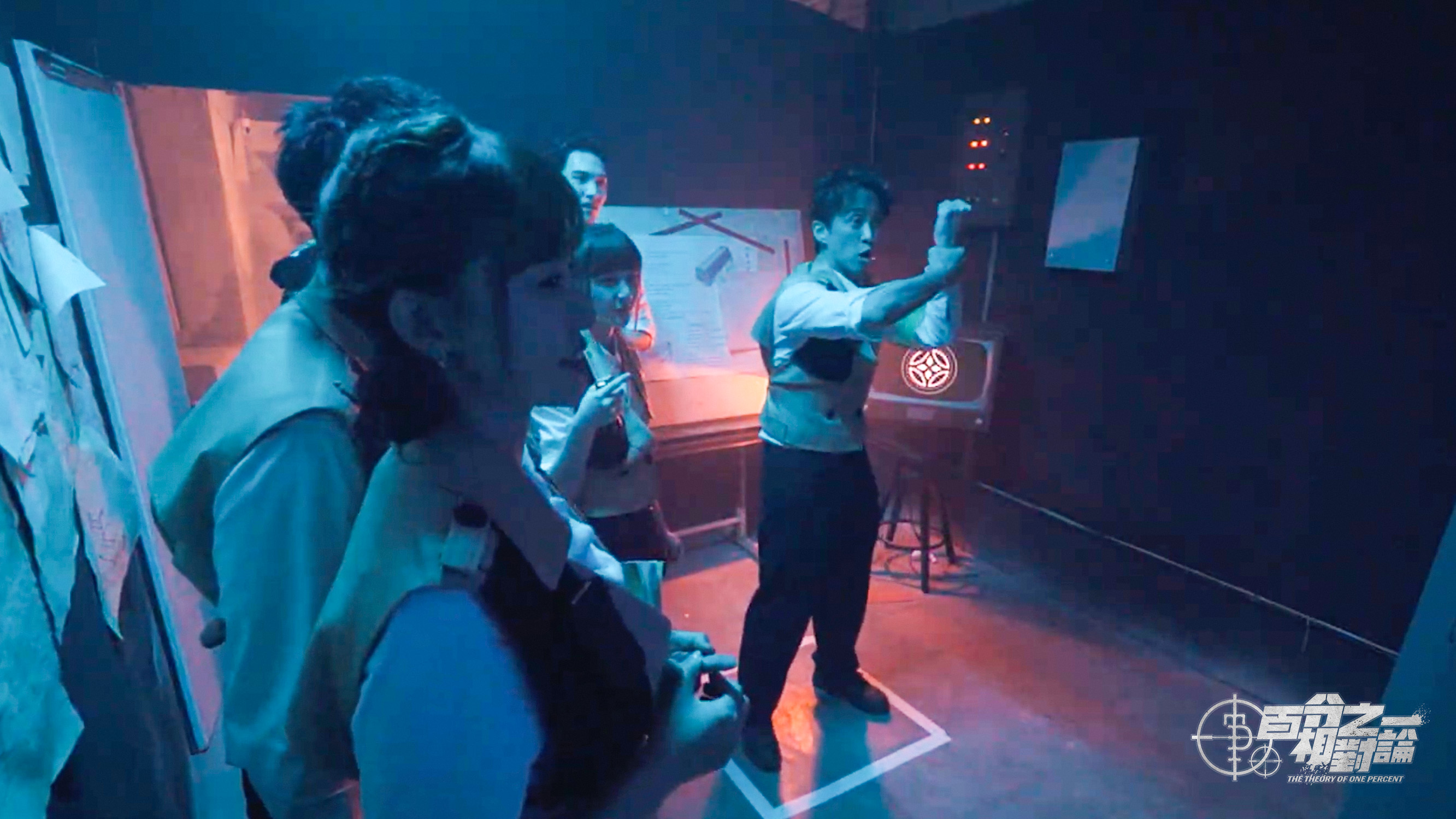 陳漢典與複製人偶尬舞。（圖／映底子國際傳媒股份有限公司提供）