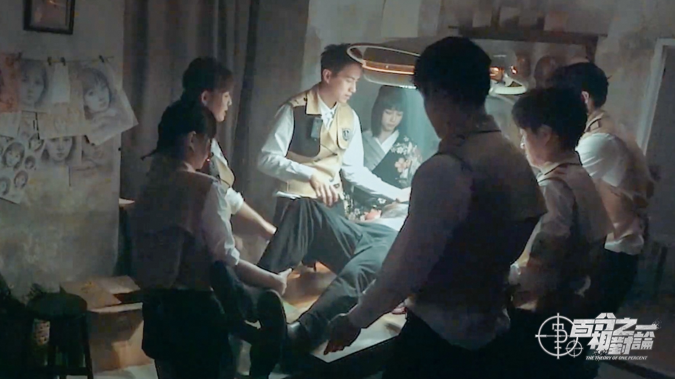 潘君侖組裝家僕人偶，嚇到引發胃痙攣。（圖／映底子國際傳媒股份有限公司提供）