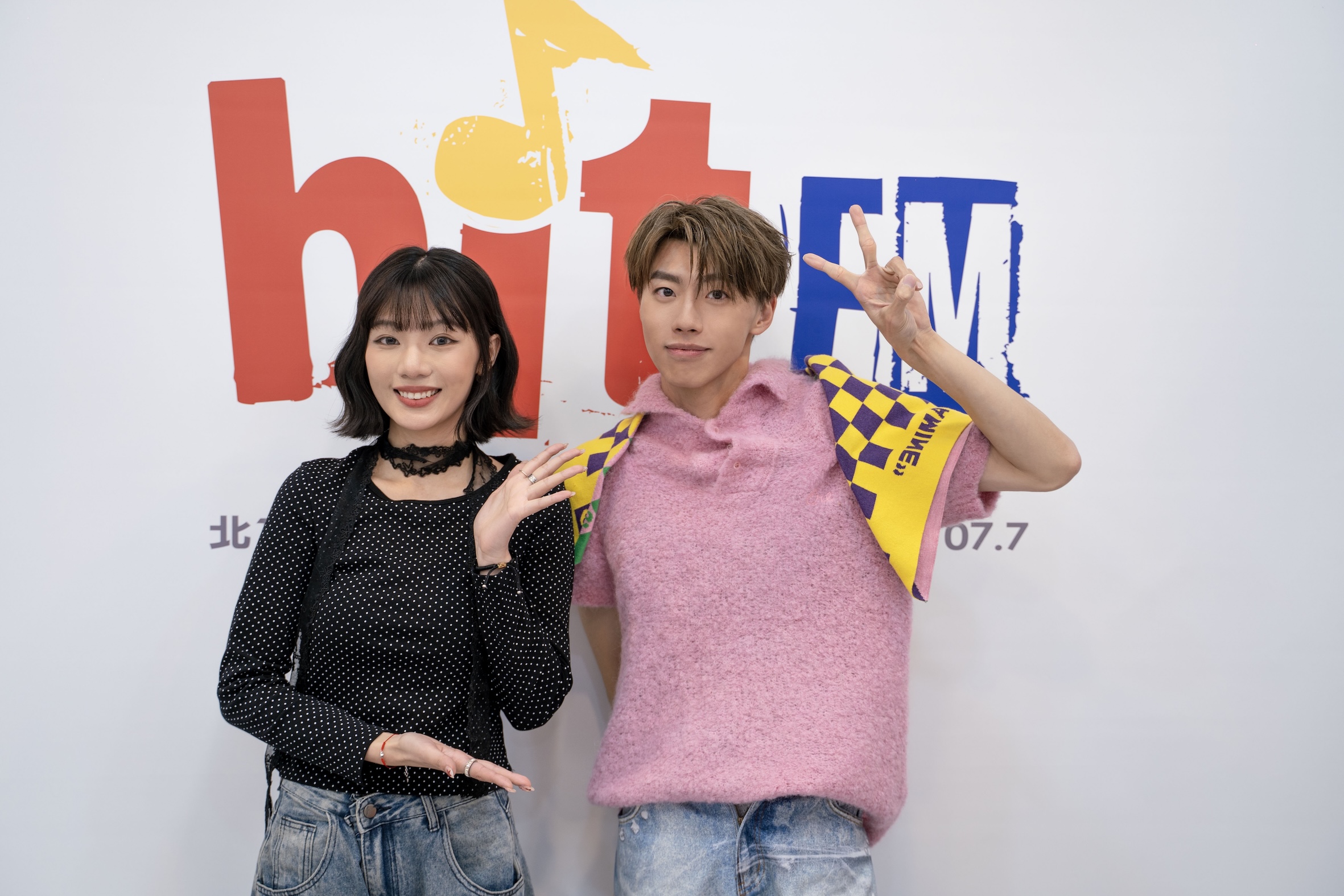 Ozone 黃文廷發行個人全新單曲〈黏踢踢〉，作客「OH YA DJ」 木木節目。（圖／Hit Fm聯播網提供）