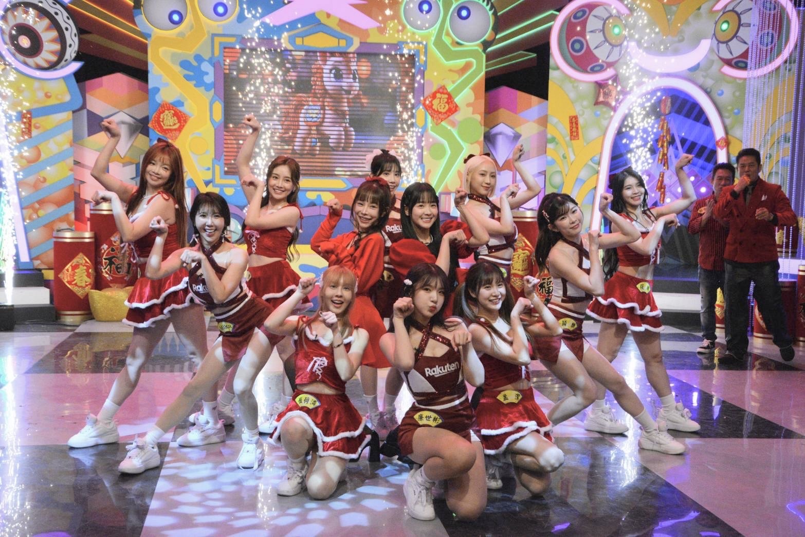 「樂天女孩」啦啦隊為《神馬攏賀添財衝衝衝》熱鬧開場。（圖／華視提供）