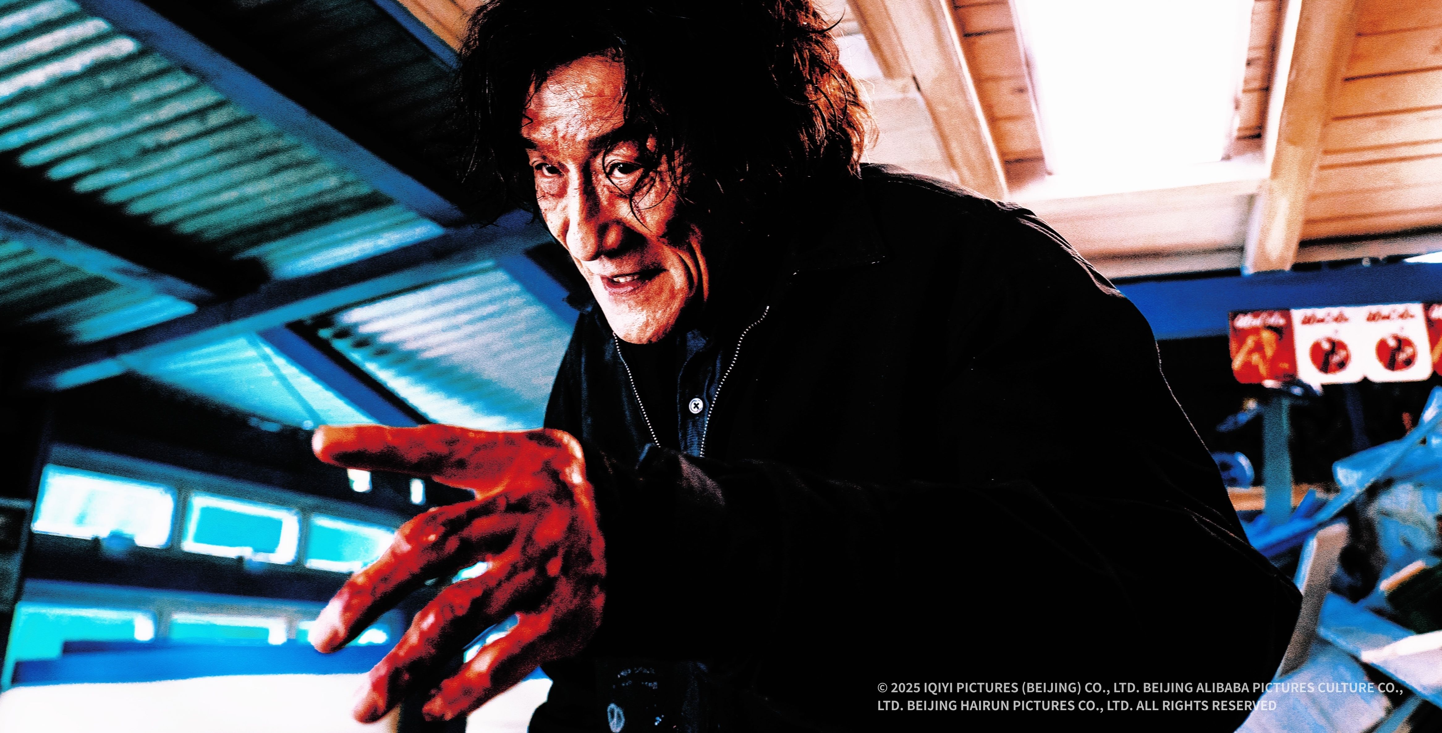 67歲梁家輝在《捕風追影》1打30癲狂廝殺。（圖／鴻聯國際提供）