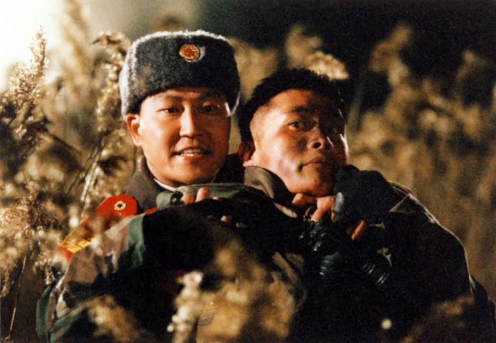 《JSA共同警戒區》故事圍繞在南北韓交界的「共同警戒區」發生的神秘槍擊事件。（圖／CATCHPLA提供）