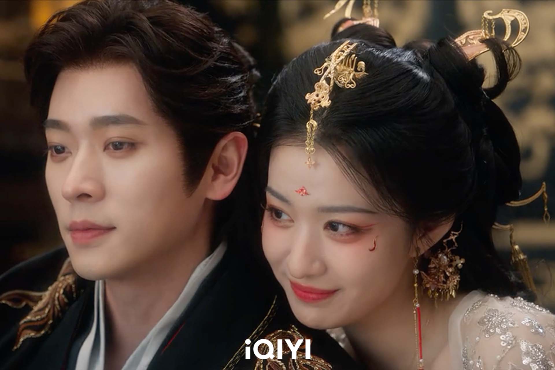 王楚然(右)、丞磊戲裡戲外CP感十足。(圖/iQIYI愛奇藝國際版提供)