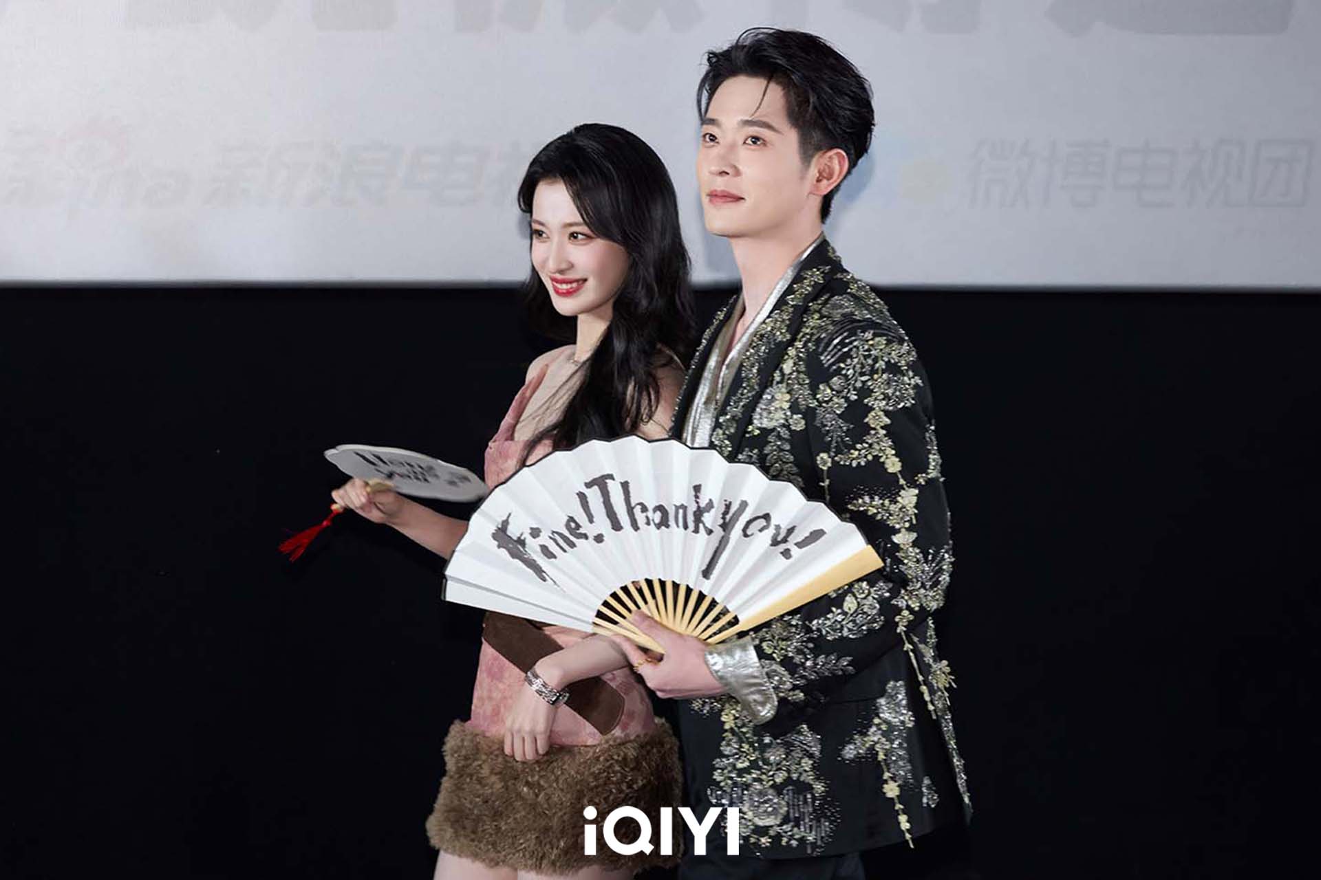 王楚然(左)與丞磊線下宣傳粉紅泡泡爆棚。(圖/iQIYI愛奇藝國際版提供)