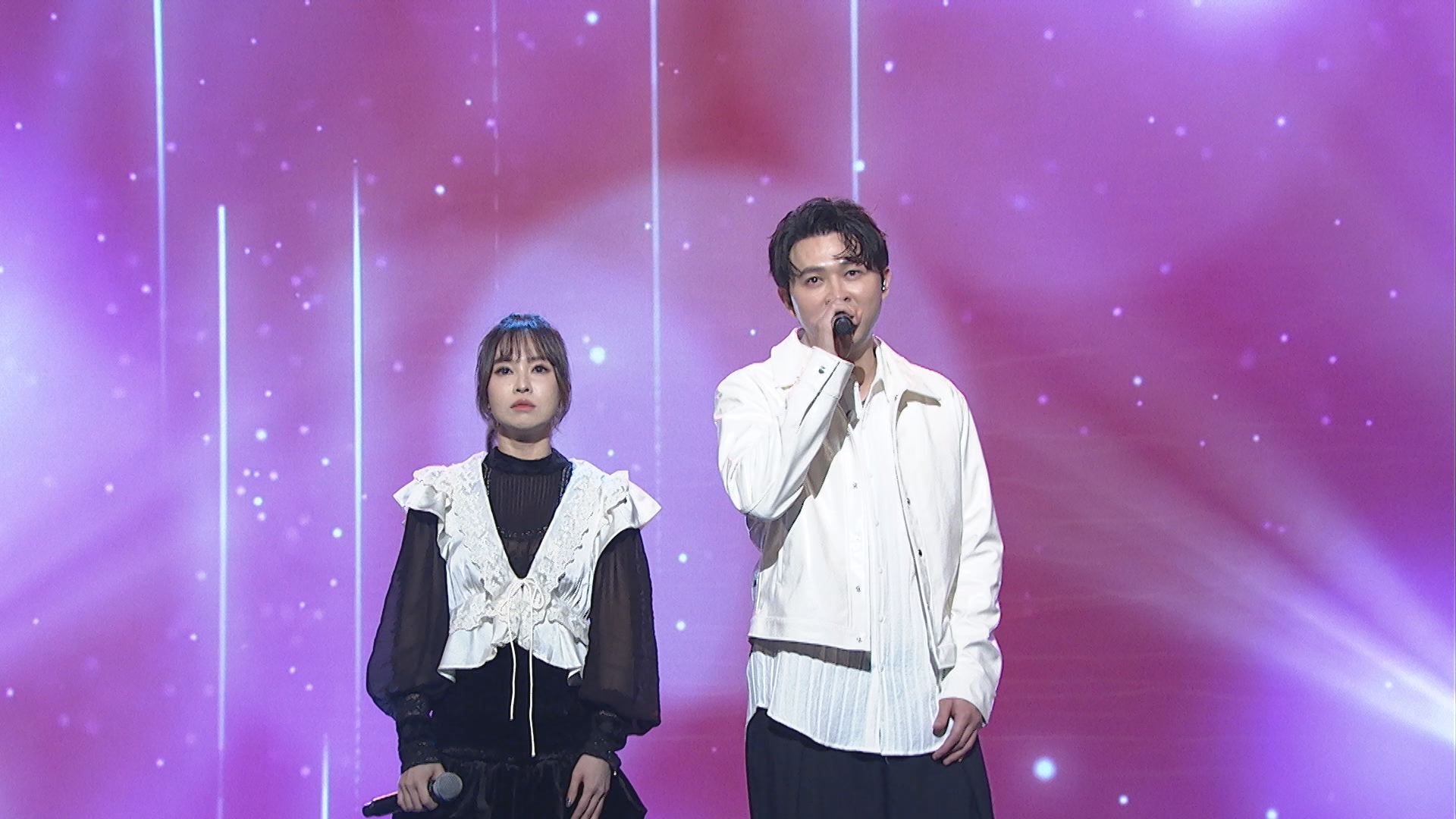 杜忻恬(左)跟李子森唱情歌被說就是在談戀愛。(圖/中視提供)