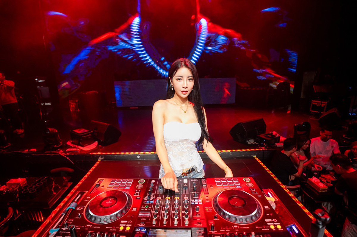 「性感御姐DJ」Liya身材火辣。(圖/圓動力提供)