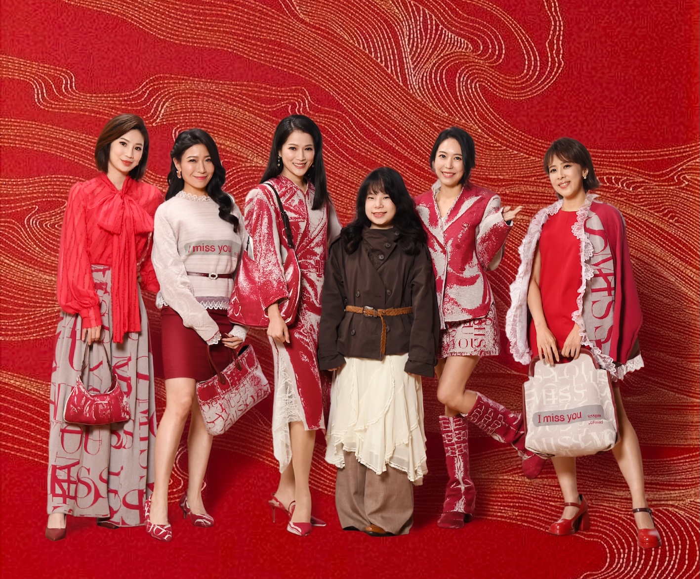 實踐大學服裝設計學系學生楊紫葳(左4)為主播群設計新衣。(圖/三立提供)