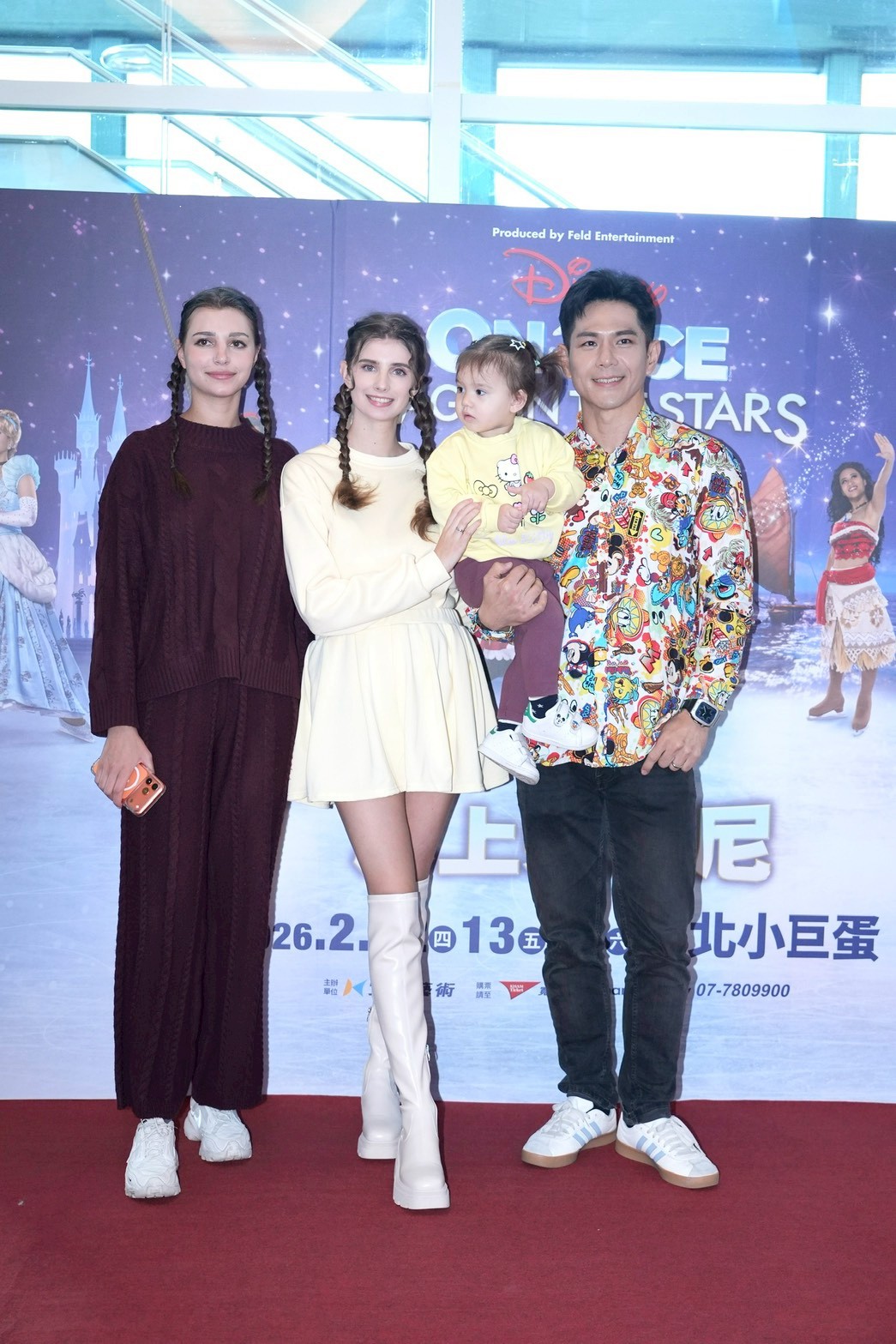 祖雄（右）和老婆佳娜帶女兒內內看秀，佳娜妹妹歐莉雅也出席。（圖／記者許方正攝）