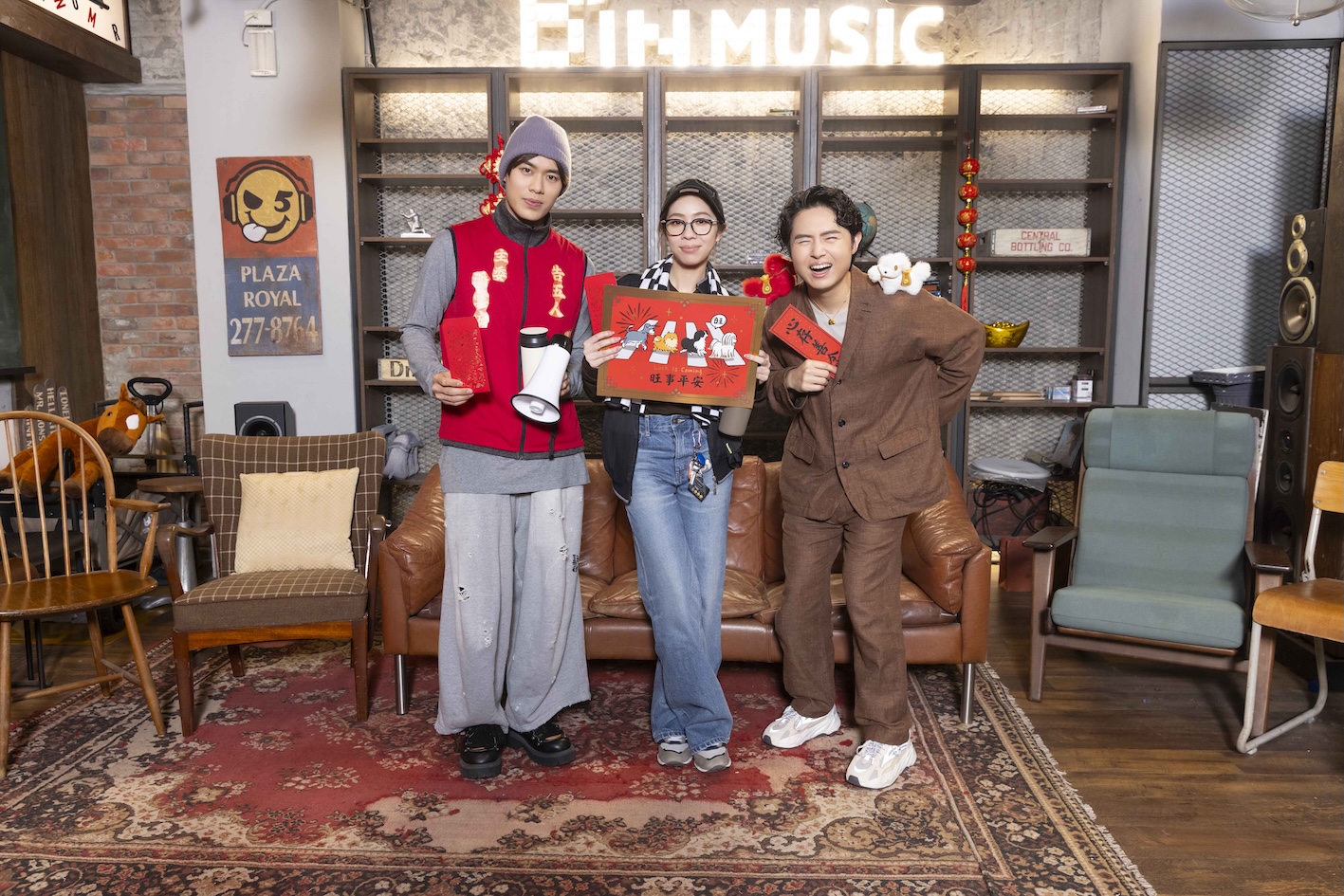 告五人神還原過年長輩造型笑翻全場。（圖／相信音樂提供）