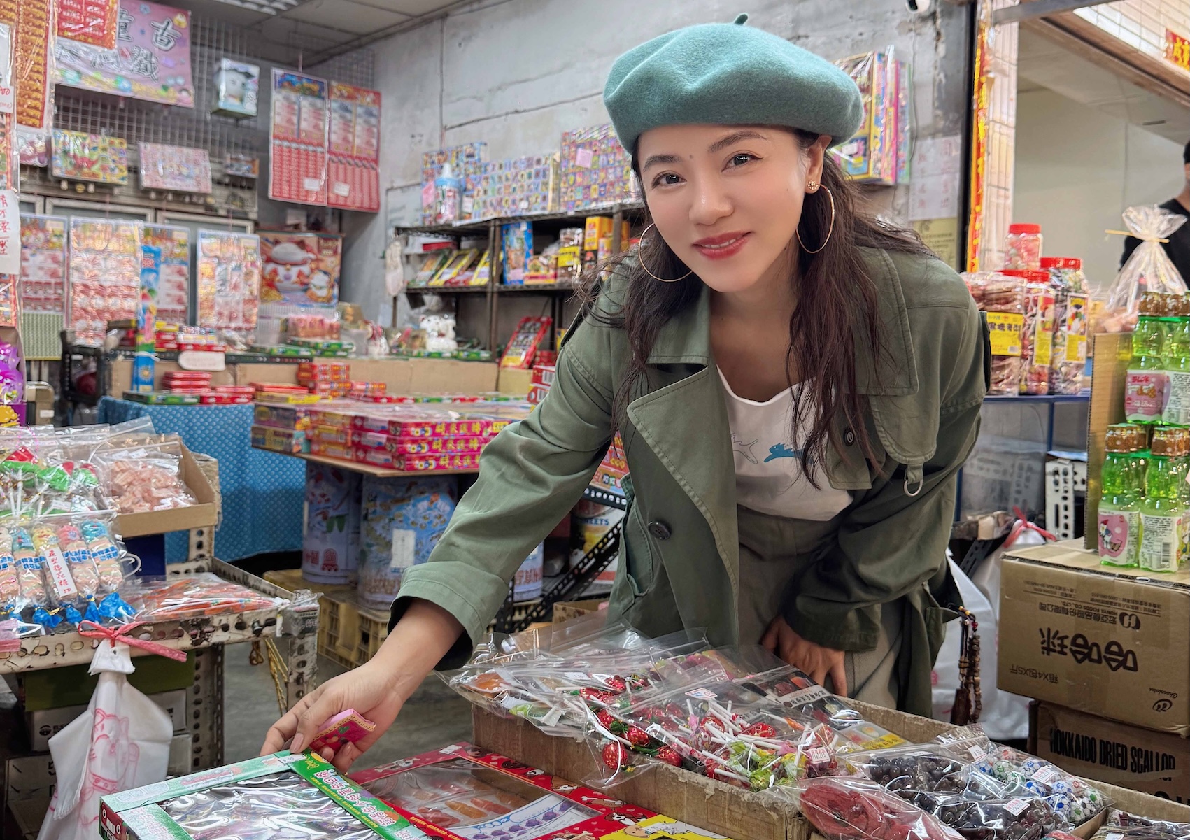 丁噹年前現身年貨大街採買。（圖／相信音樂提供）