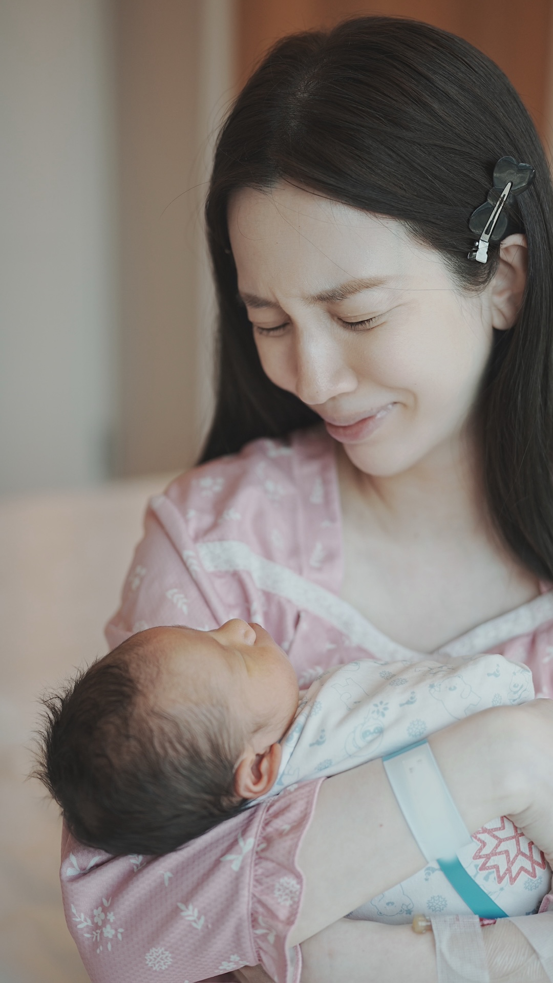 愛雅望著小寶寶很感動。（圖／愛雅辣呦提供）