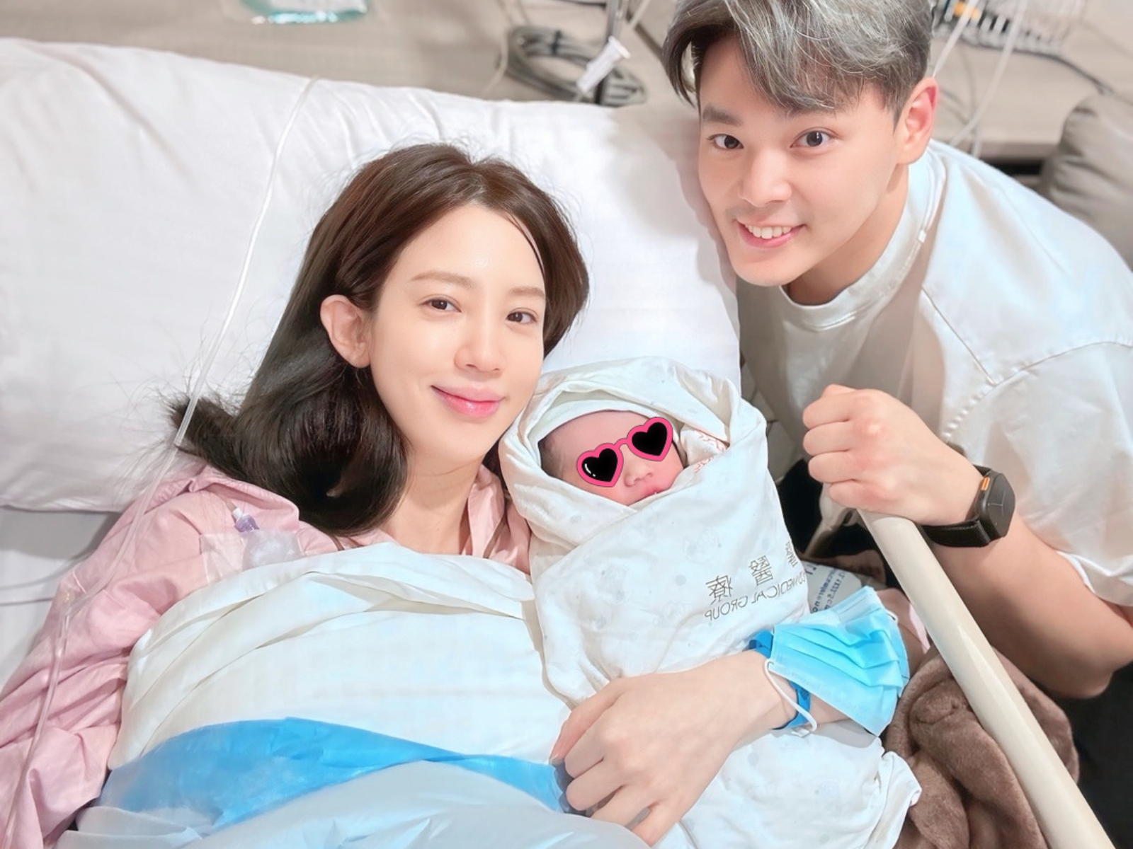 愛雅(左)和老公迎來男寶寶。(圖/愛雅辣呦提供)