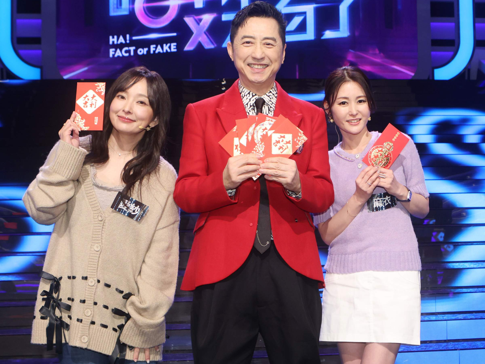 02 哈林庾澄慶（中）主持《哈！真相大白了》邀日籍女團Sunday Girls麻衣（右）、愛紗合體上節目。（圖／公視提供）