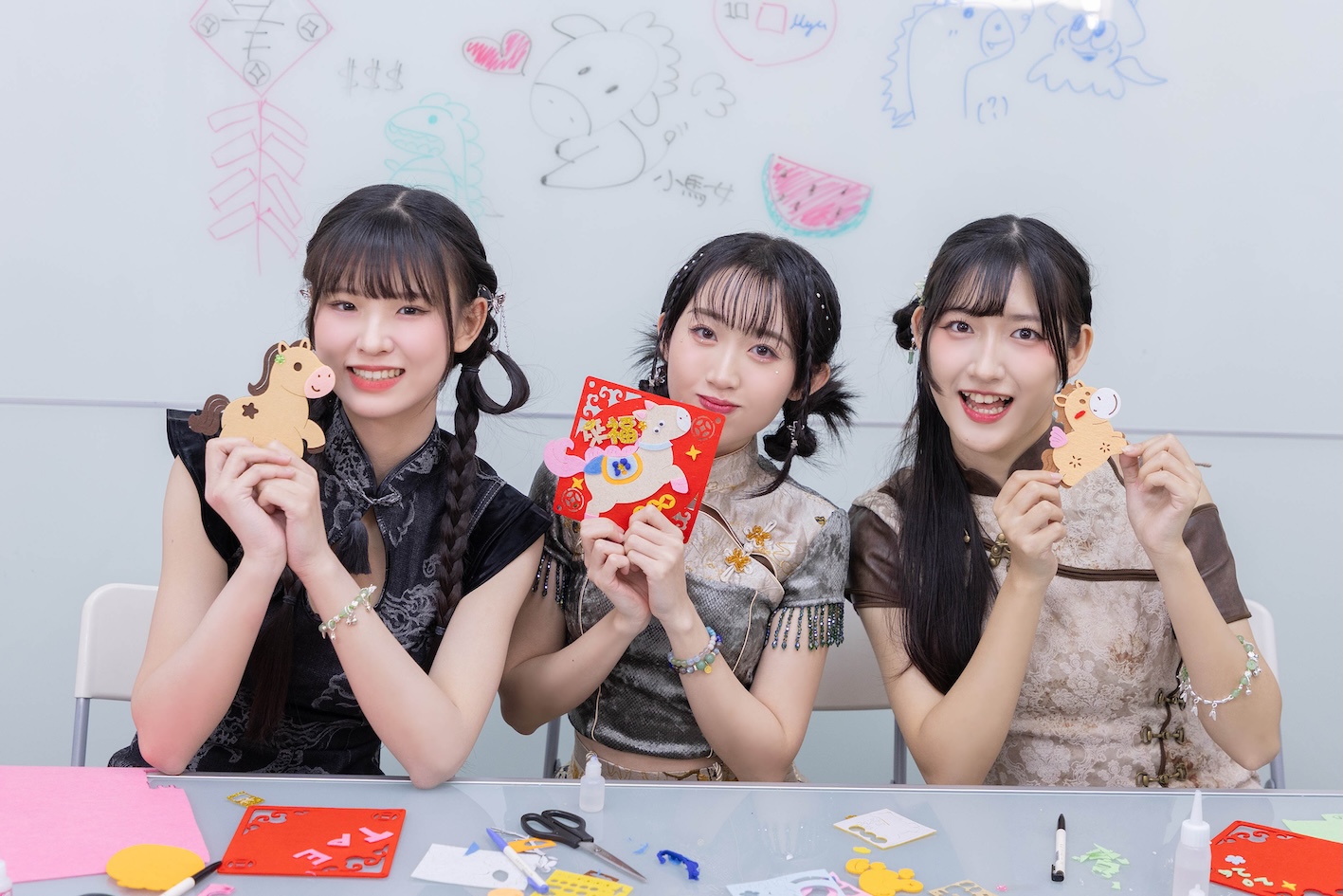 團內三位屬馬的成員唐靜、黃奕霖、孟庭筠。（圖／好言娛樂提供）