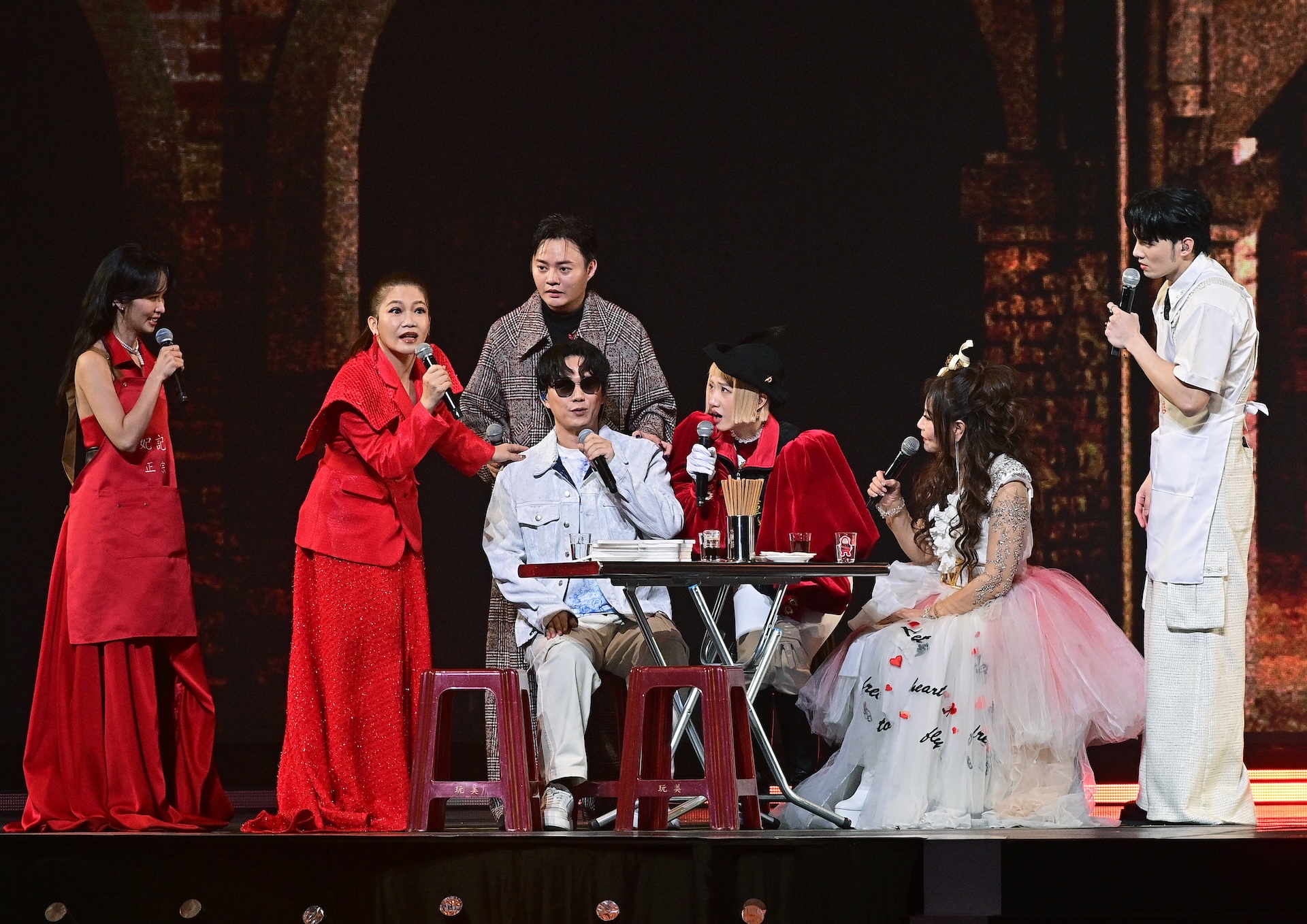 陳明珠(左起)、黃妃、蕭煌奇、許富凱(後)、Lulu、龍千玉、黃偉晉很搞笑。(圖/台視提供)