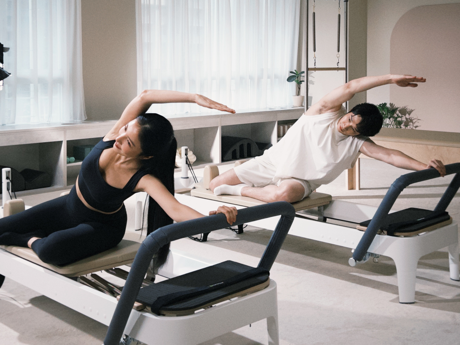 楊謹華（左）與劉以豪分享運動心得。（圖／虎鐵健身 X 器械皮拉提斯提供）